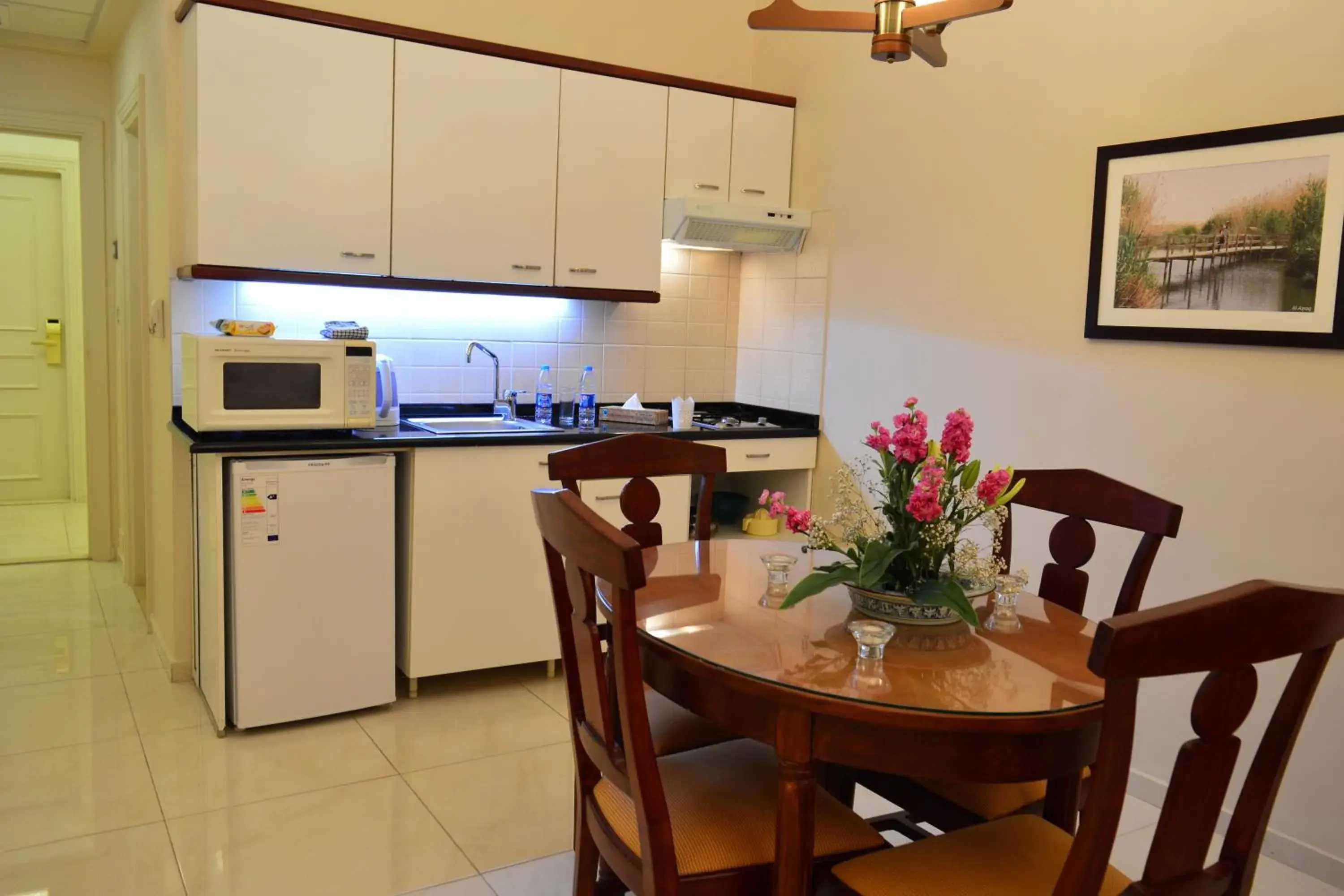 Coffee/tea facilities, Dining Area in Comfort Hotel Suites