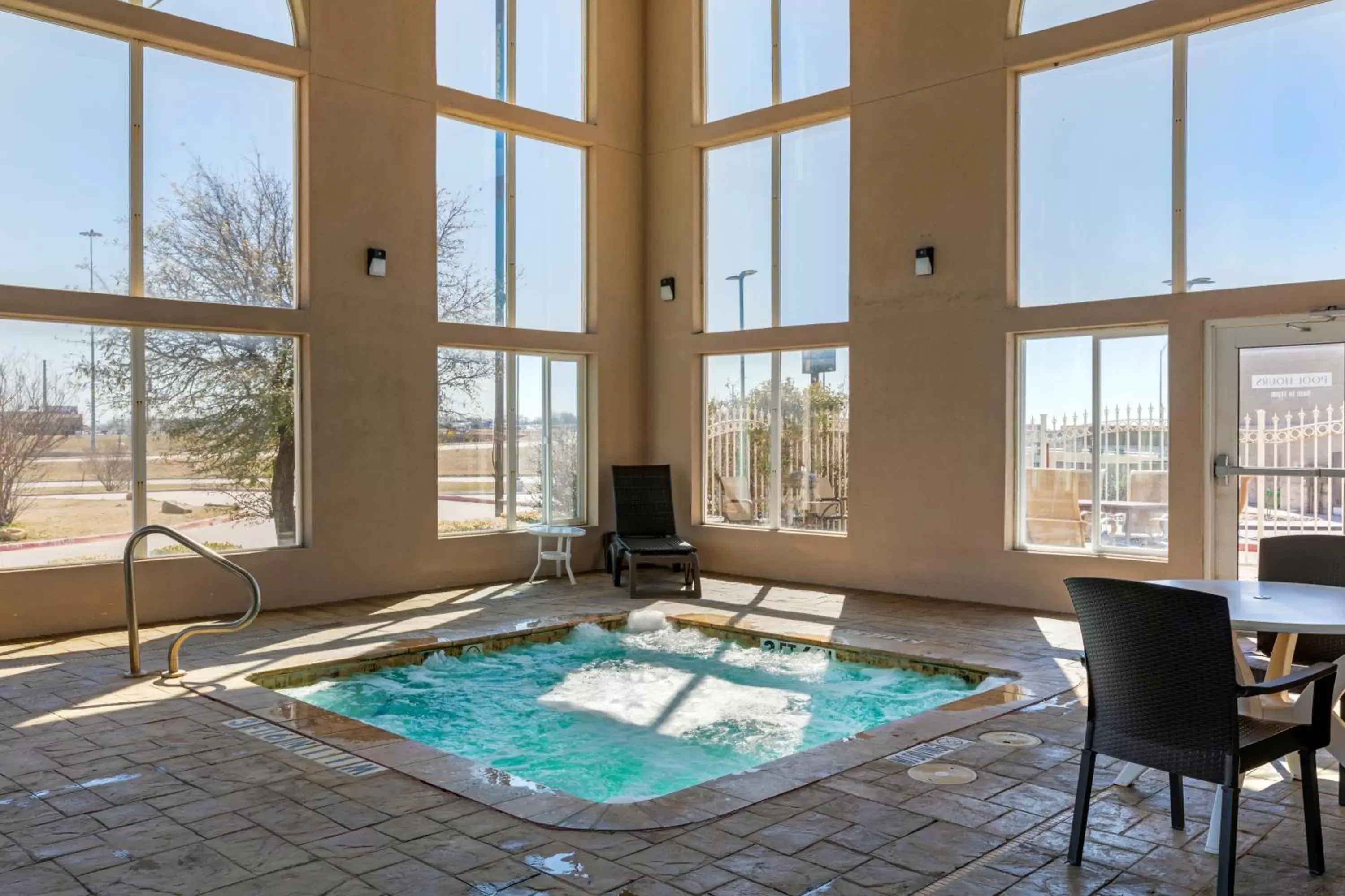 Swimming Pool in Comfort Suites Gainesville