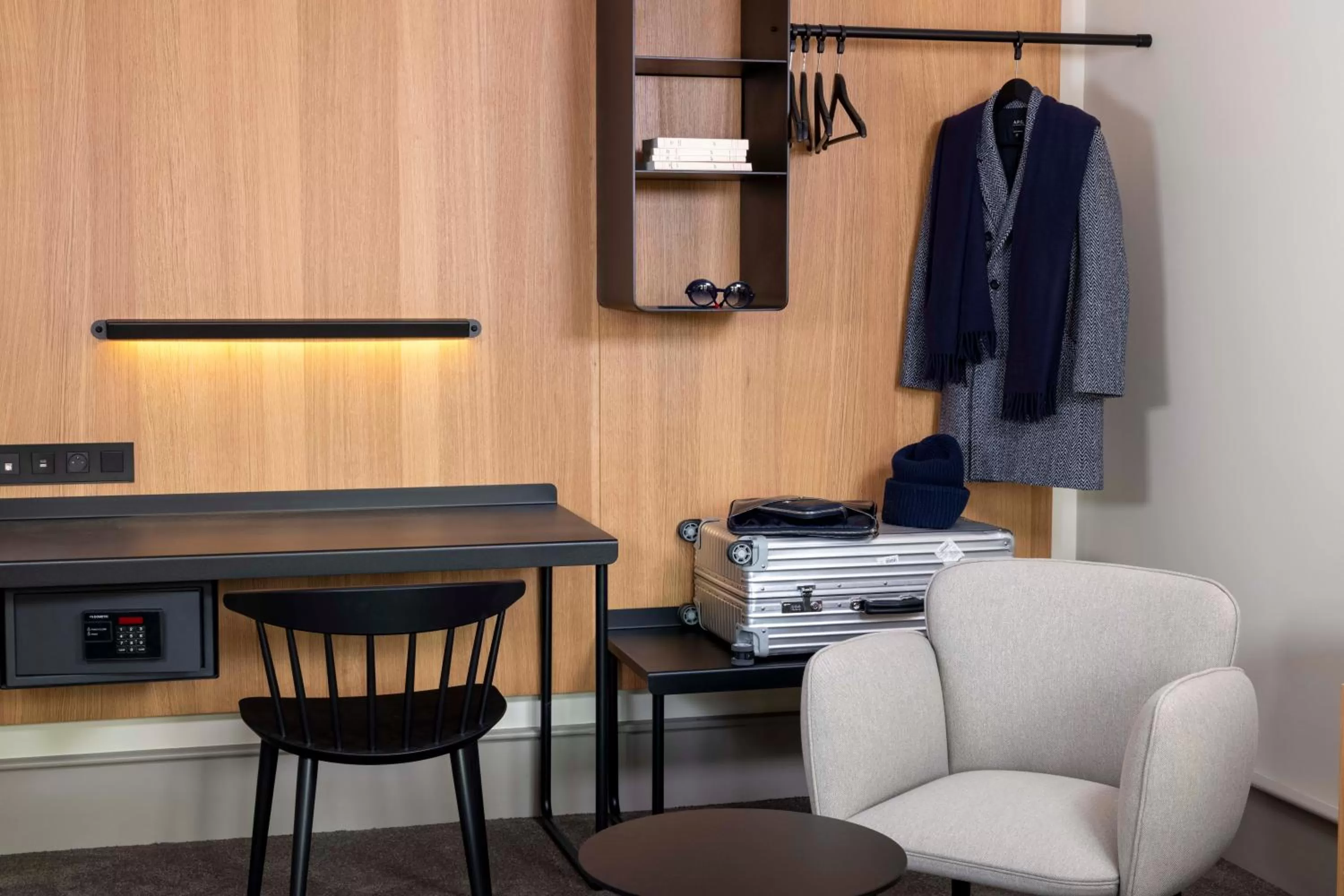 Communal lounge/ TV room in Hotel La Diligence