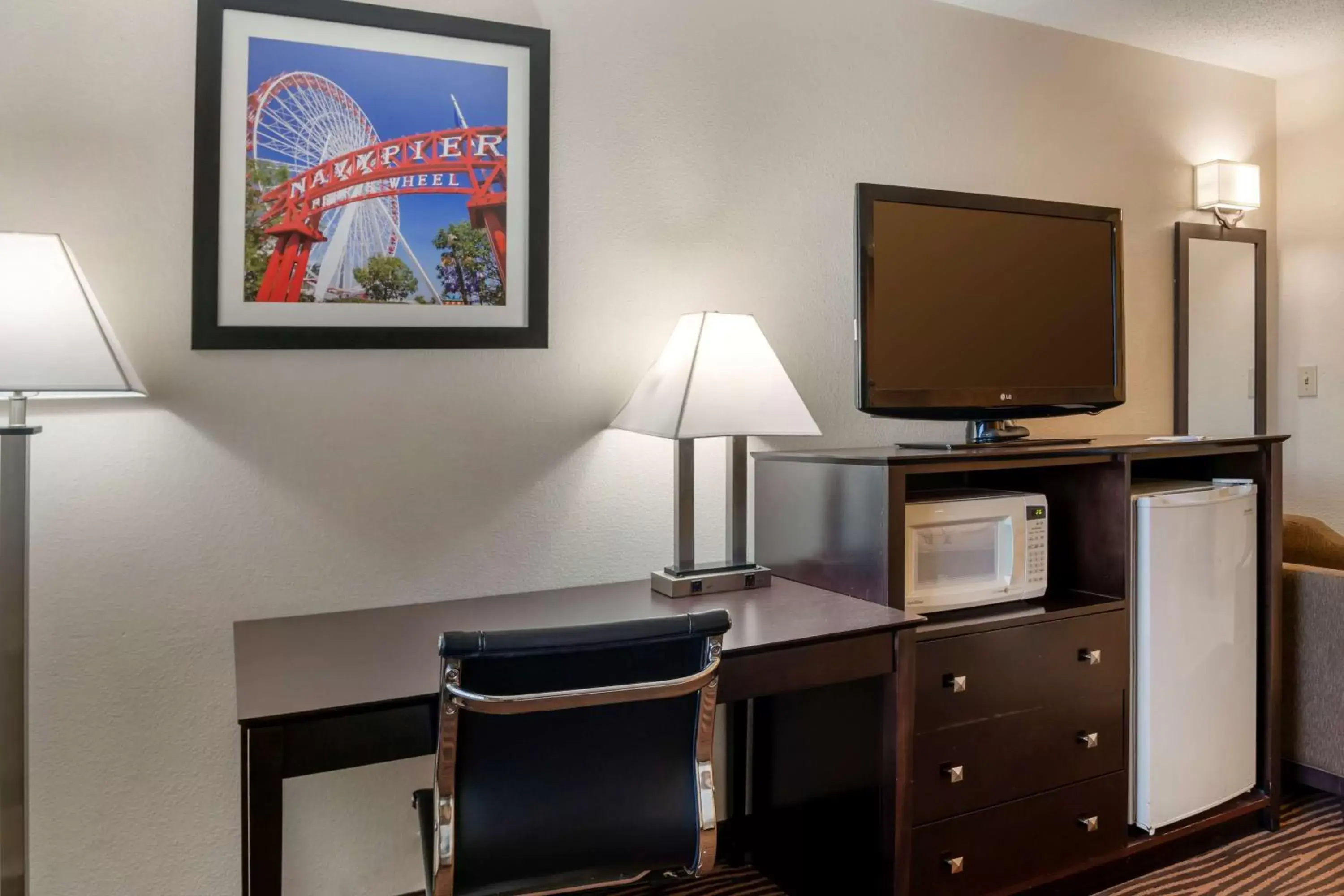 Bedroom, TV/Entertainment Center in Best Western Des Plaines Inn