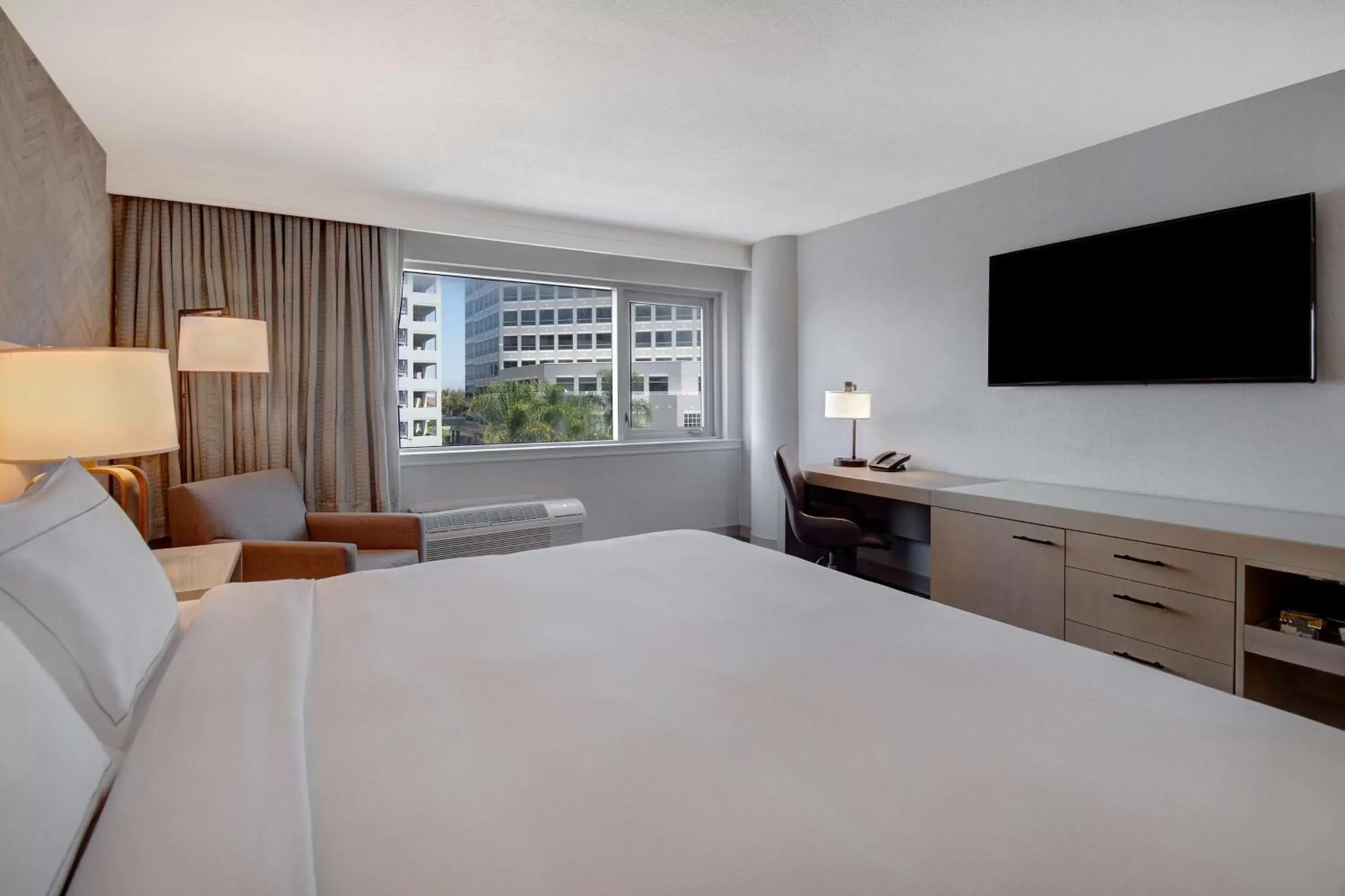 Bedroom, Bed in DoubleTree by Hilton LAX - El Segundo