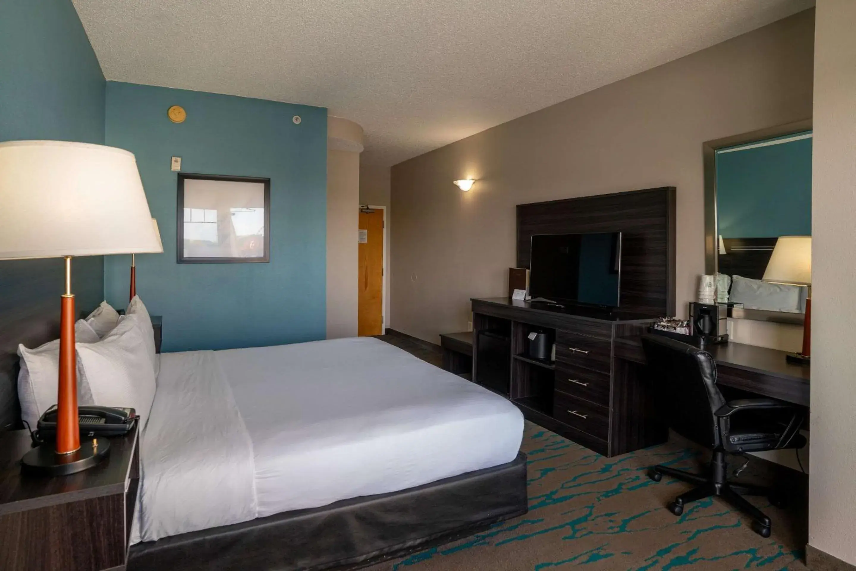 Bedroom, Bed in Gateway Hotel & Suites, an Ascend Hotel Collection Member