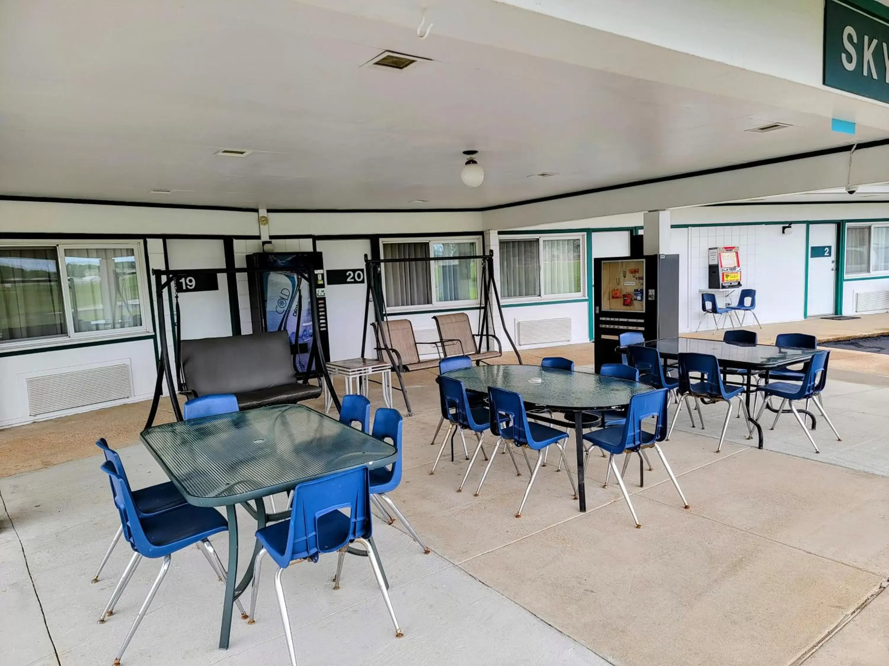 Seating area in Skyview Motel - Prairie du Sac