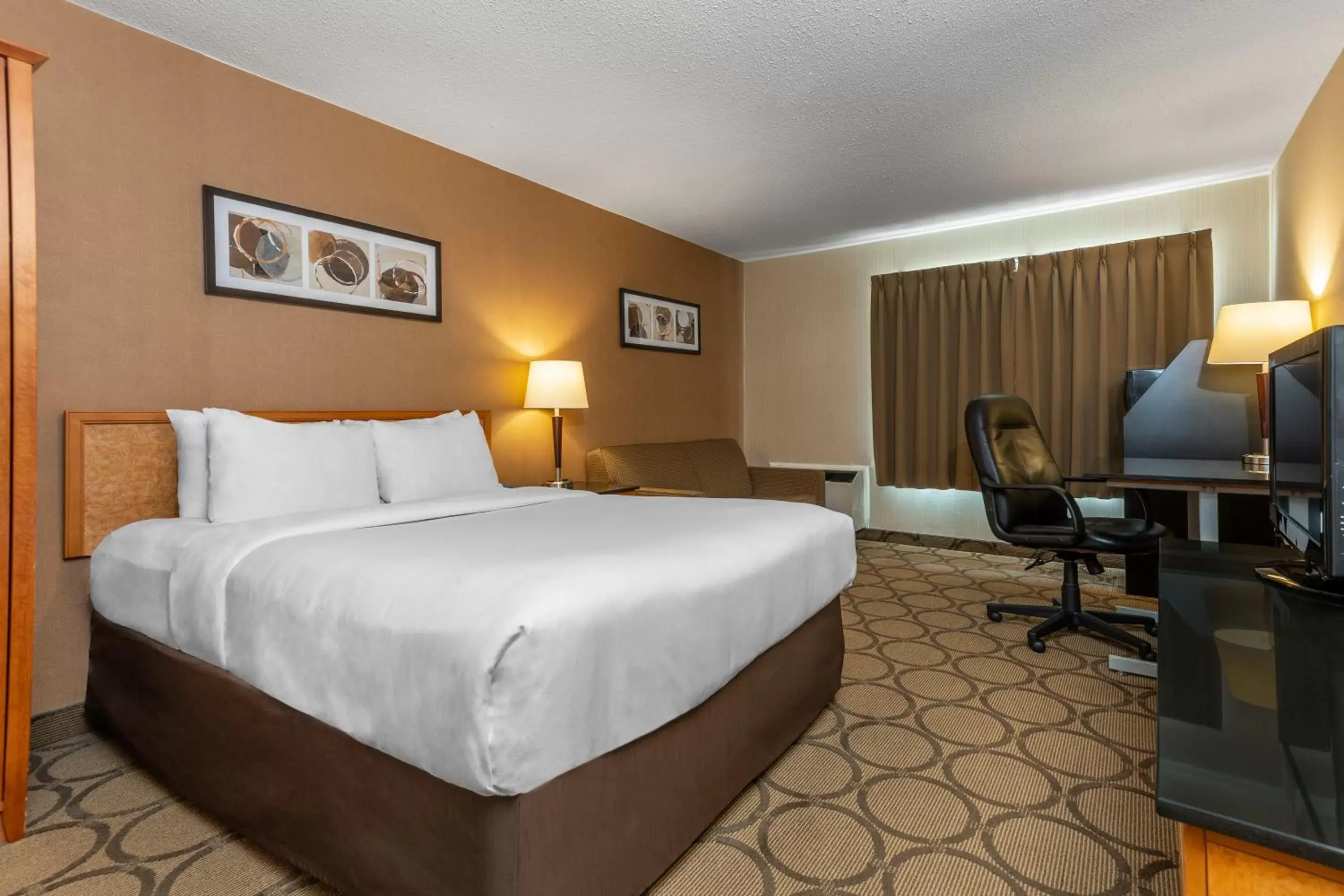 TV and multimedia, Bed in Comfort Inn Pickering