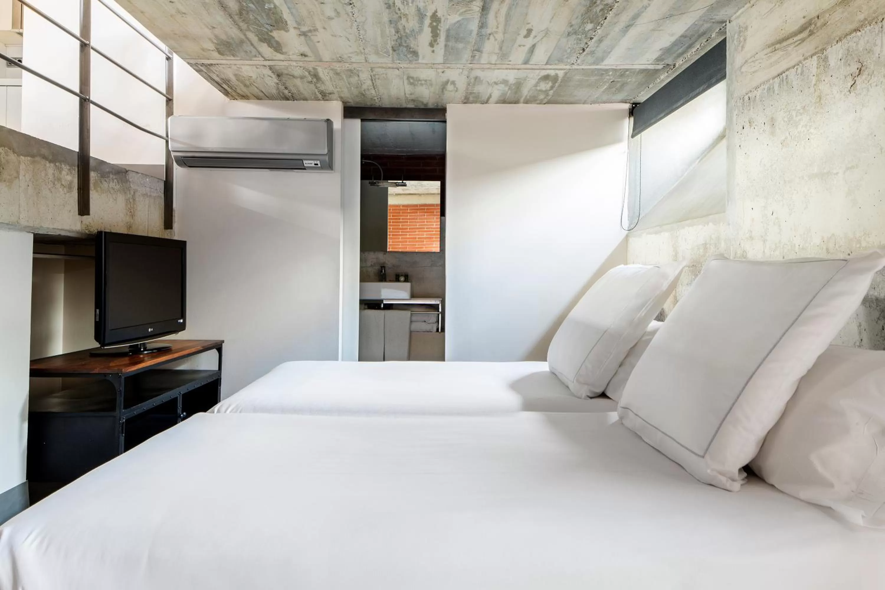 Bed in Barcelona Apartment Republica
