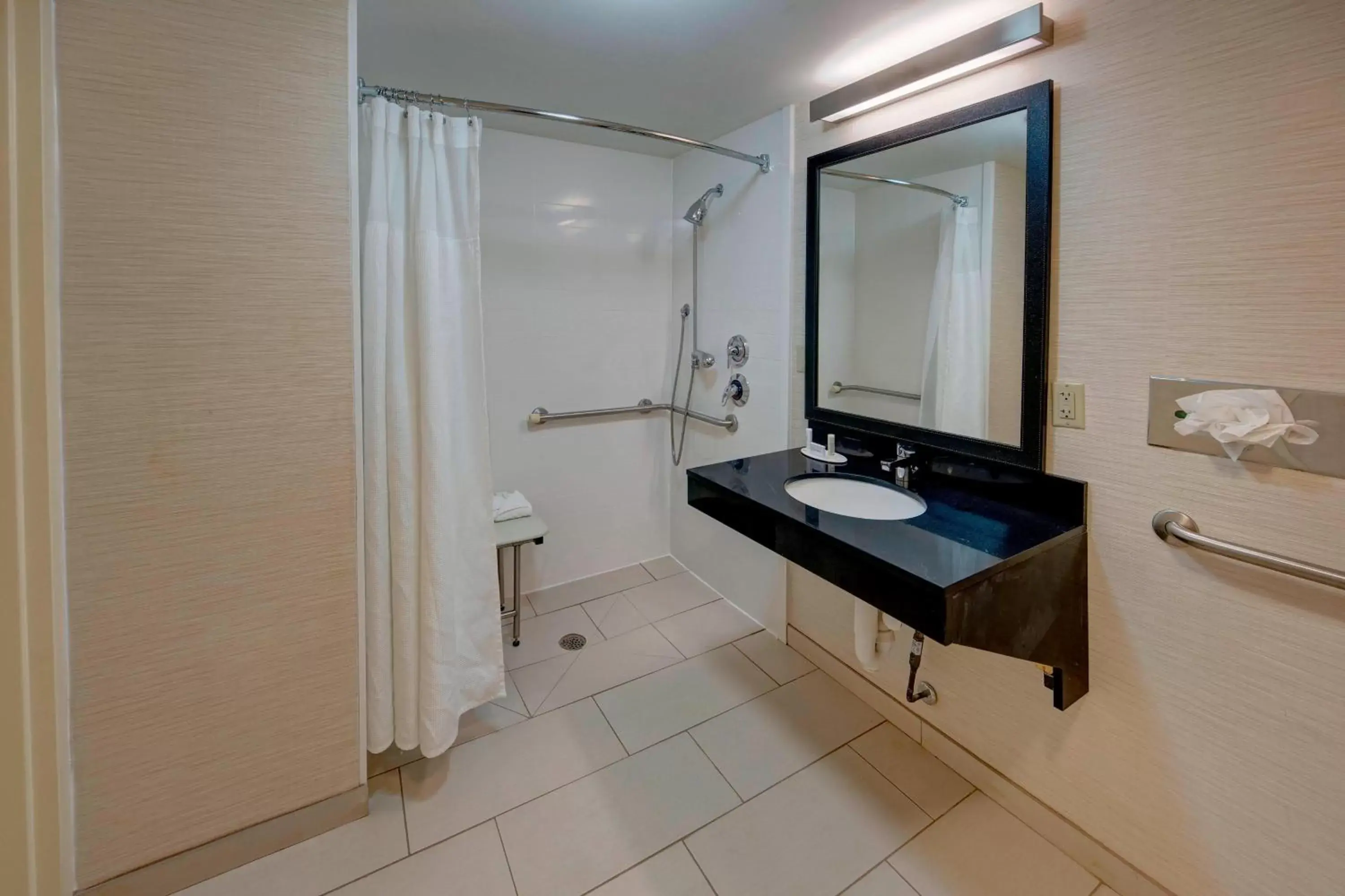 Bathroom in Fairfield Inn and Suites by Marriott Orlando Near Universal Orlando