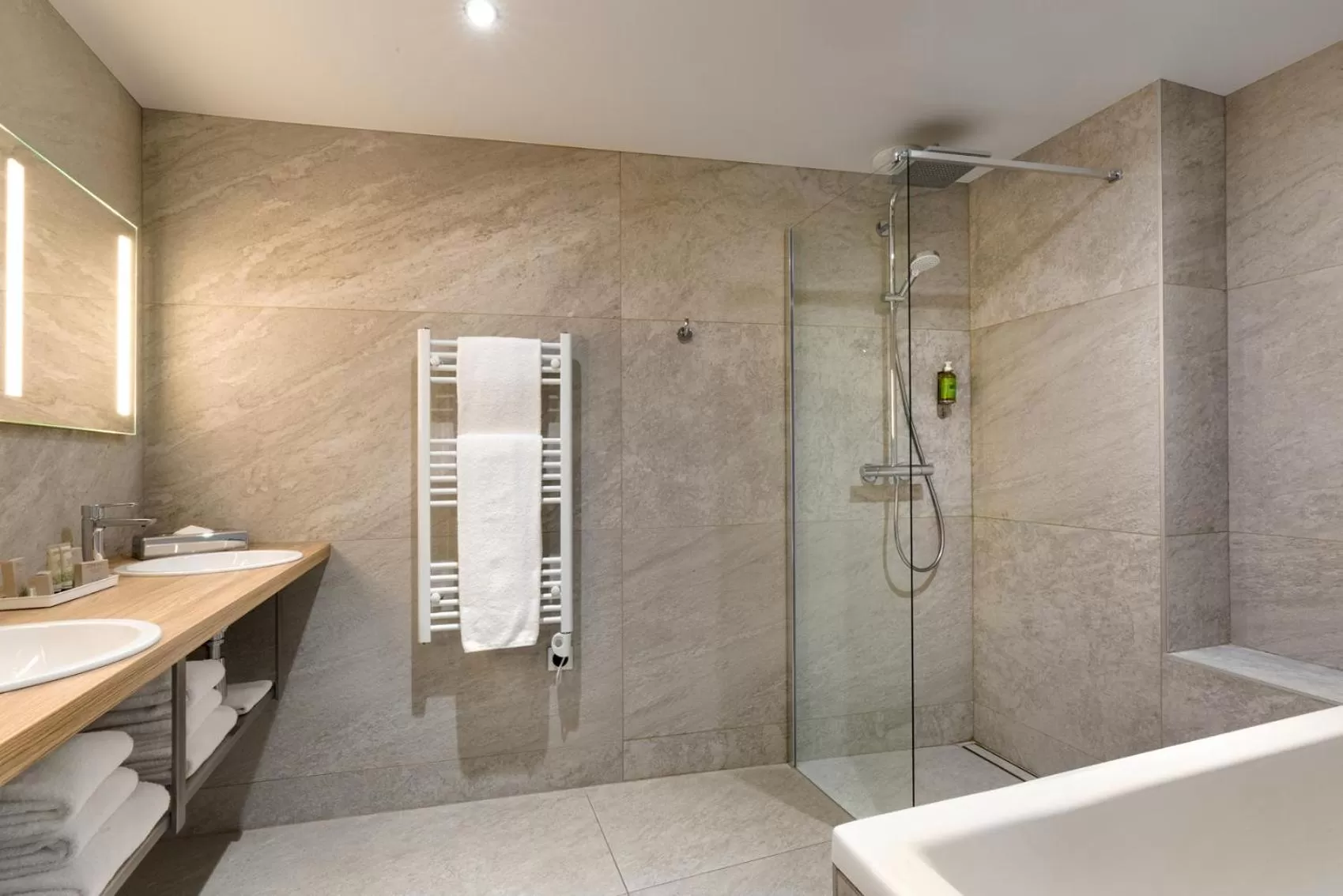 Shower in Le Panoramic