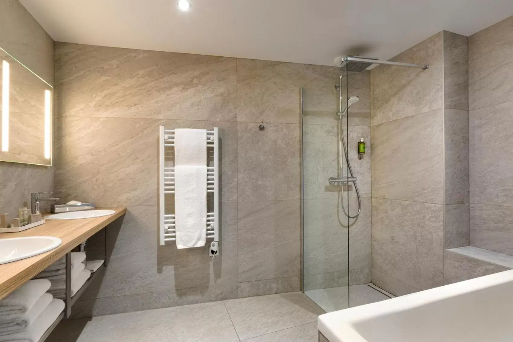 Shower, Bathroom in Le Panoramic