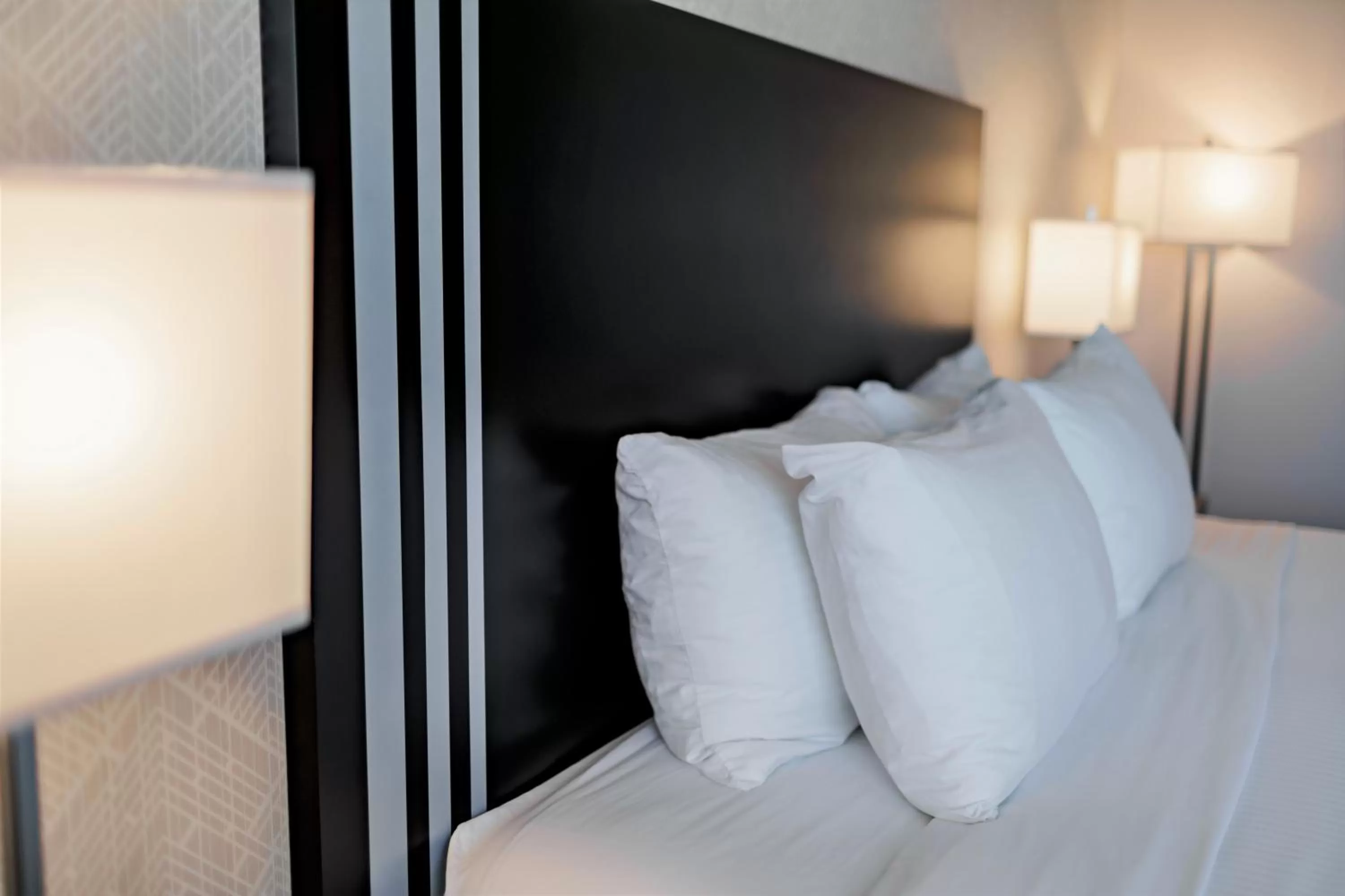 Bed in Park Inn by Radisson Edmonton Airport