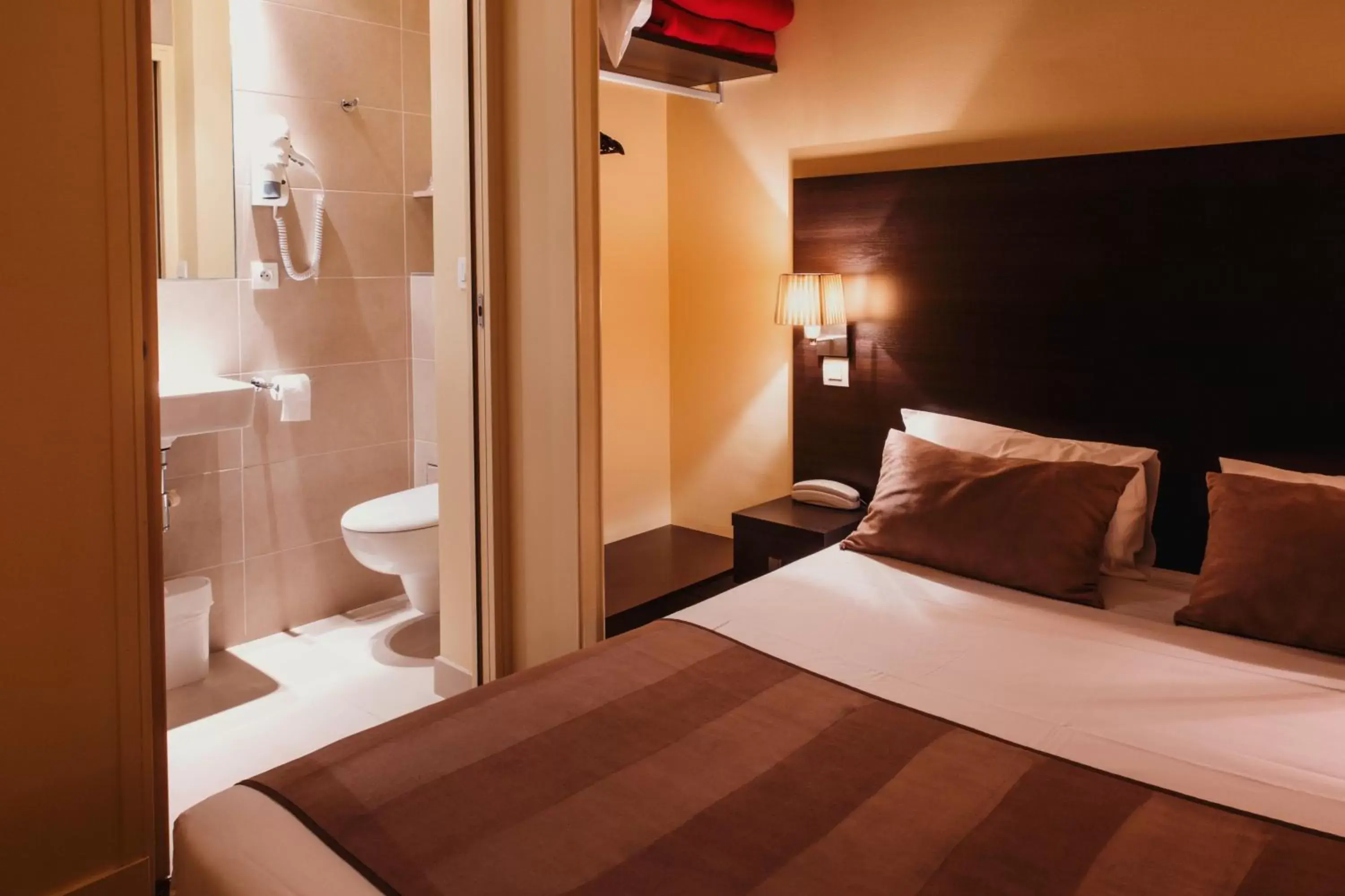 Bathroom, Bed in Hotel Astrid Caen centre