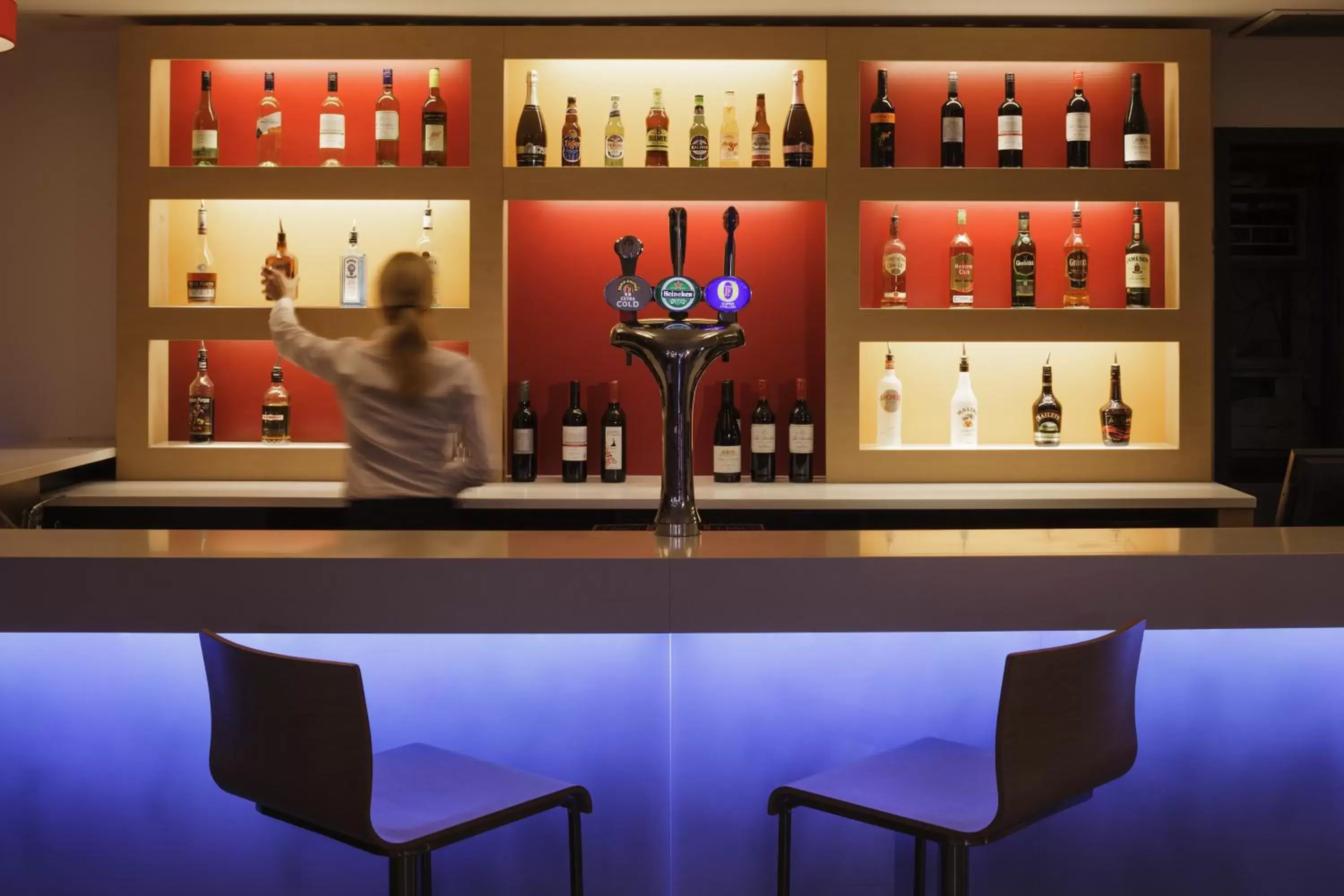 Lounge or bar in ibis London Docklands Canary Wharf