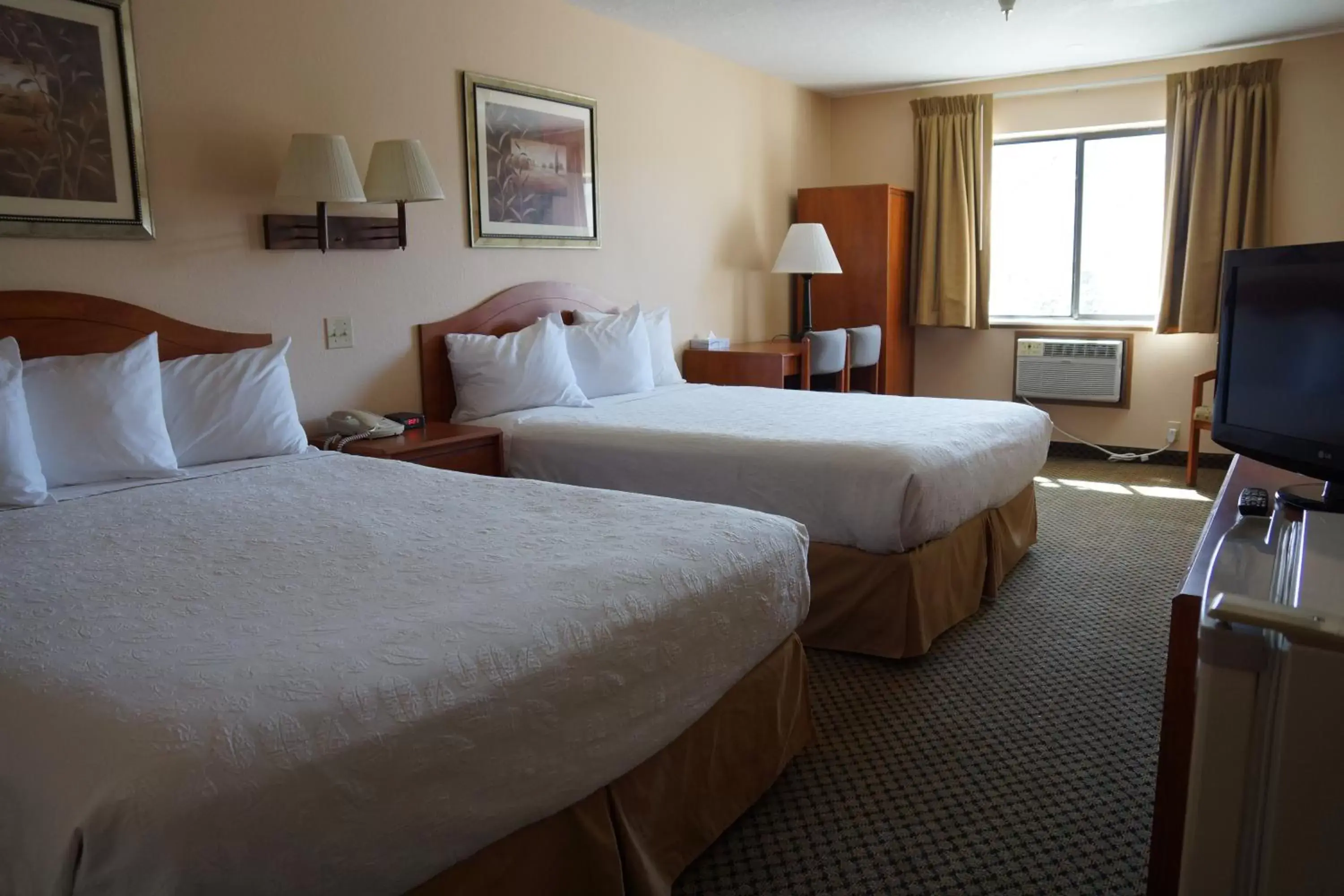 Bedroom, Bed in Luxury Inn & Suites