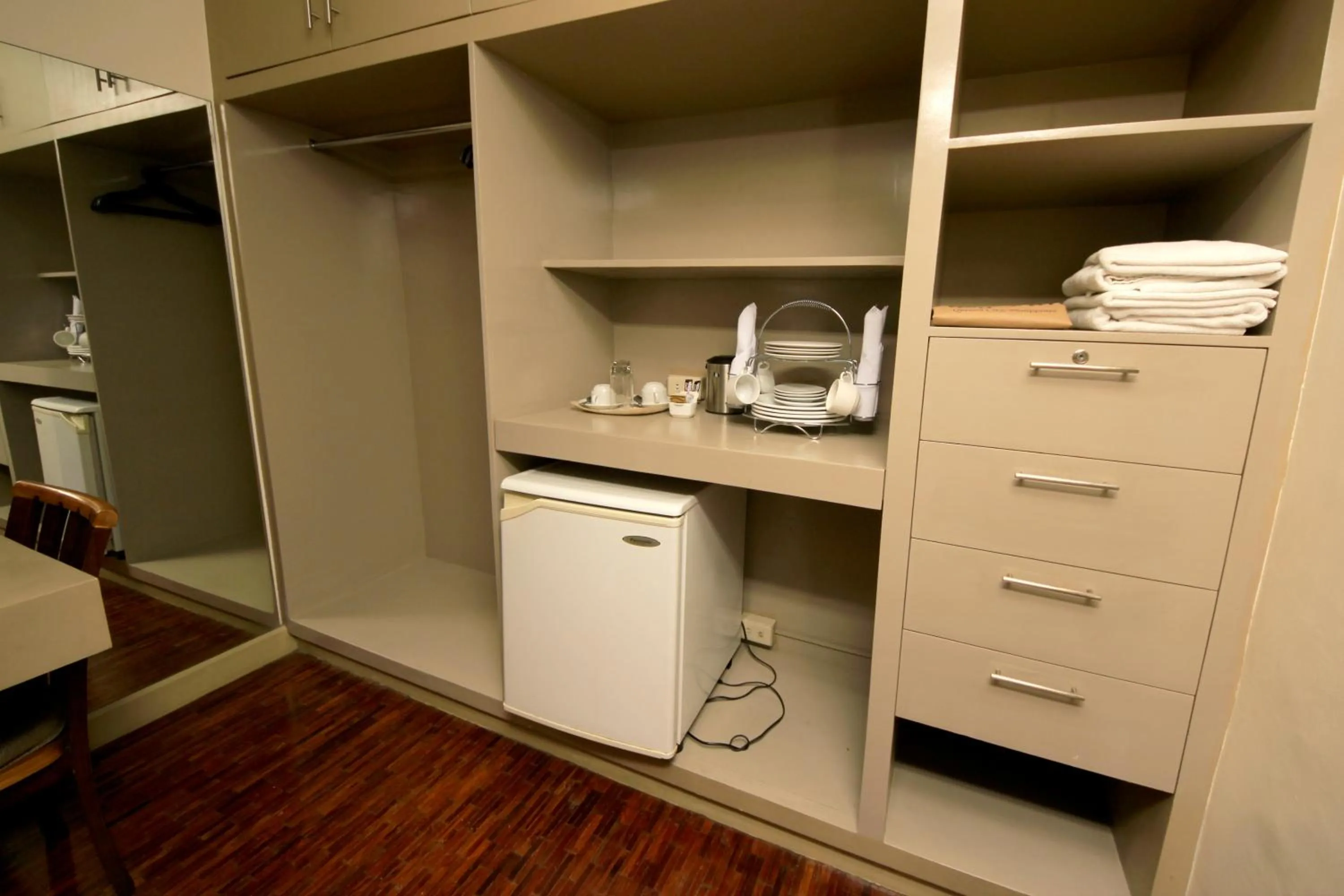 Coffee/tea facilities, Kitchen/Kitchenette in Casa Pura Inn and Suites