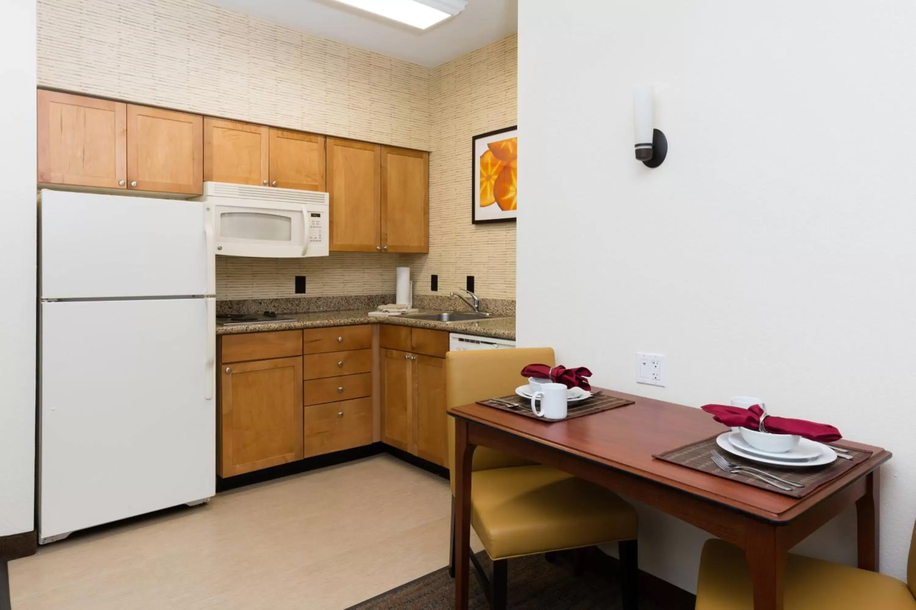 Bedroom, Kitchen/Kitchenette in Residence Inn by Marriott Baton Rouge near LSU