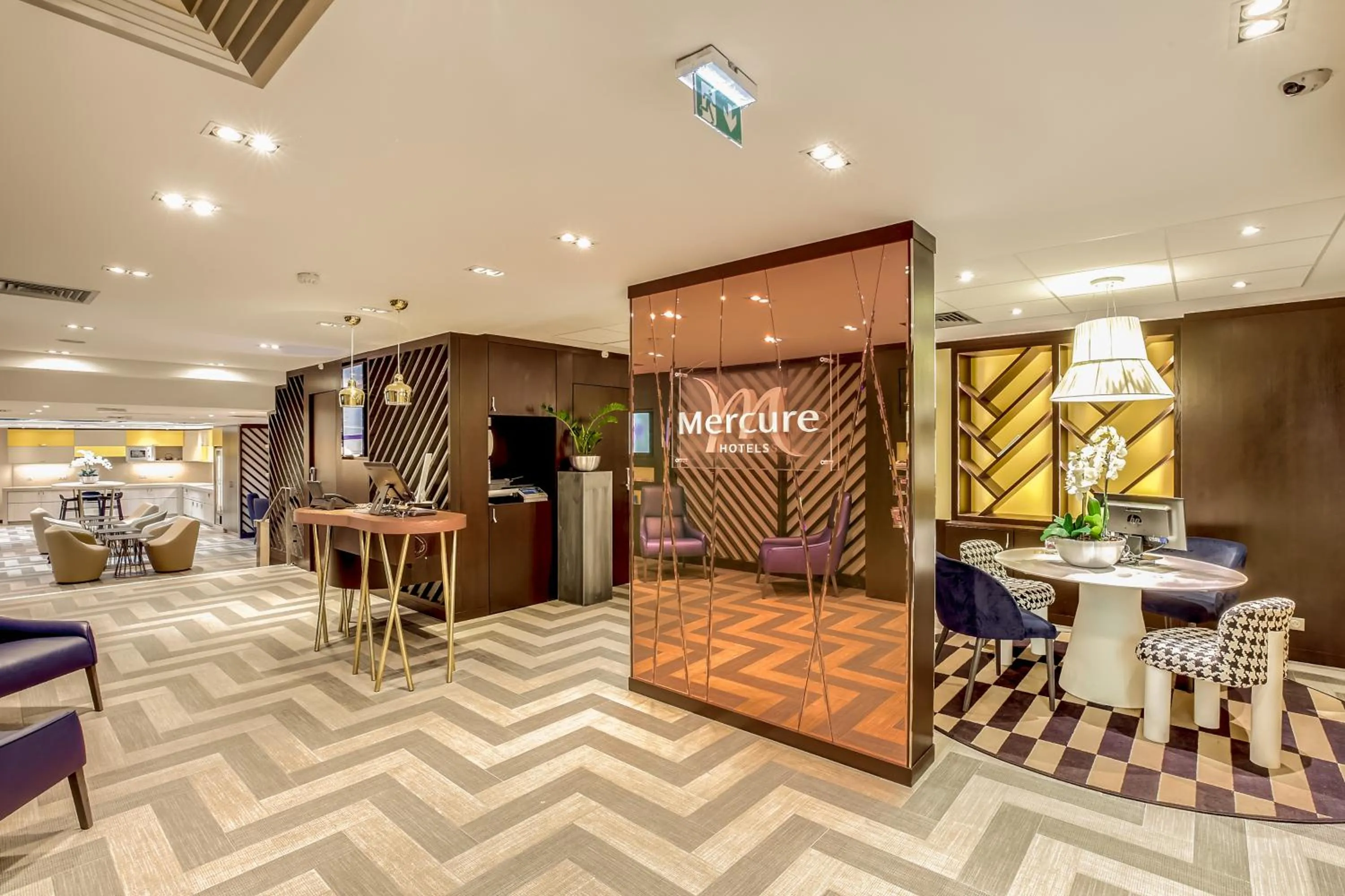 Lobby or reception in Mercure Paris Arc de Triomphe Etoile
