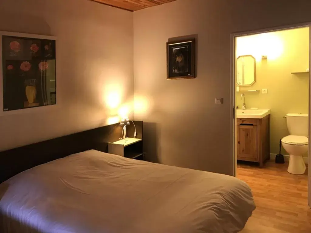 Photo of the whole room, Bed in Hôtel l'Annexe