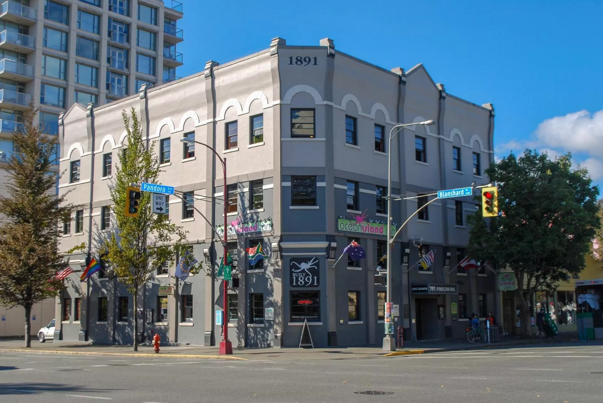 Property building in Ocean Island Inn | Backpackers | Suites