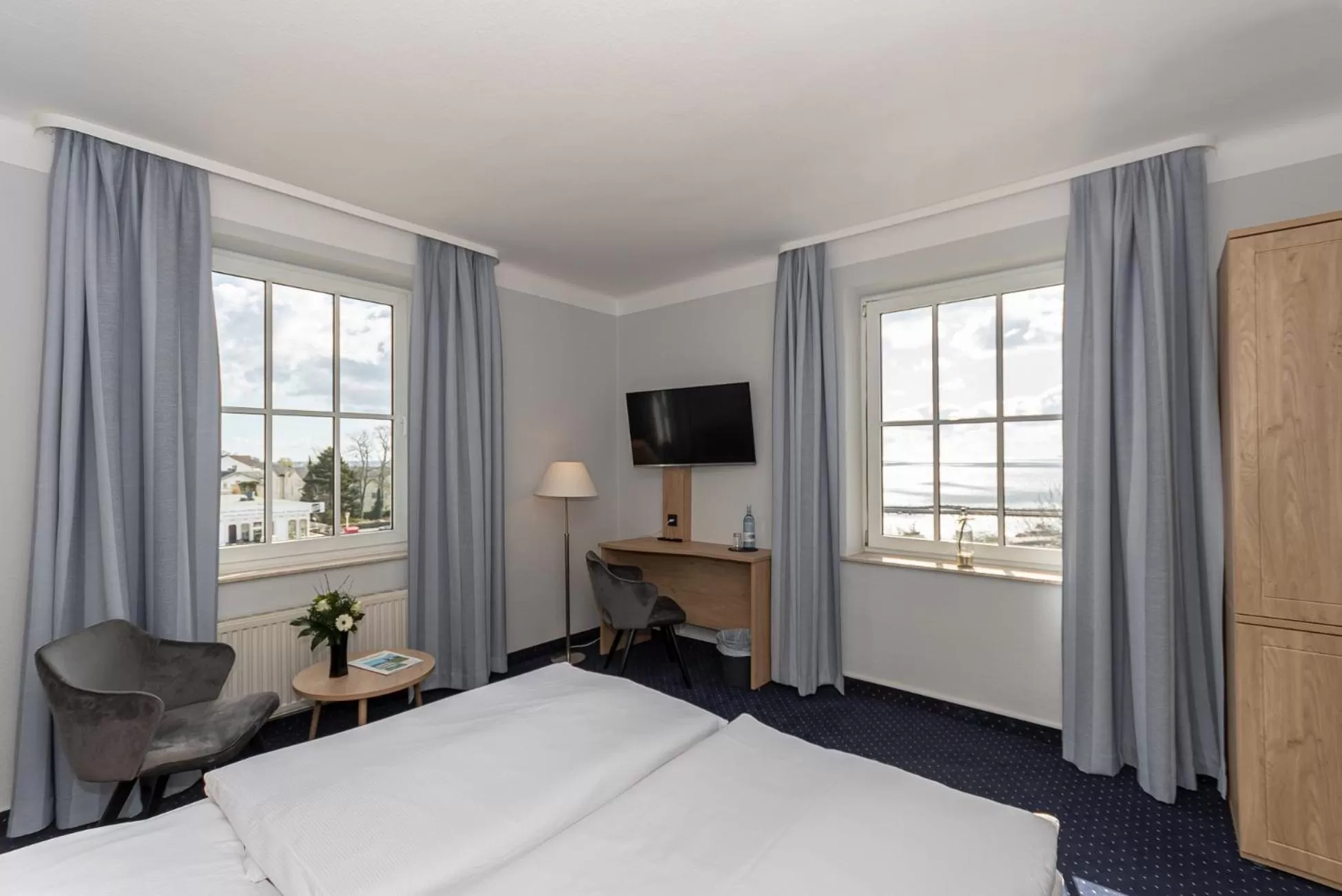 Photo of the whole room, Bed in Kurhotel Sassnitz