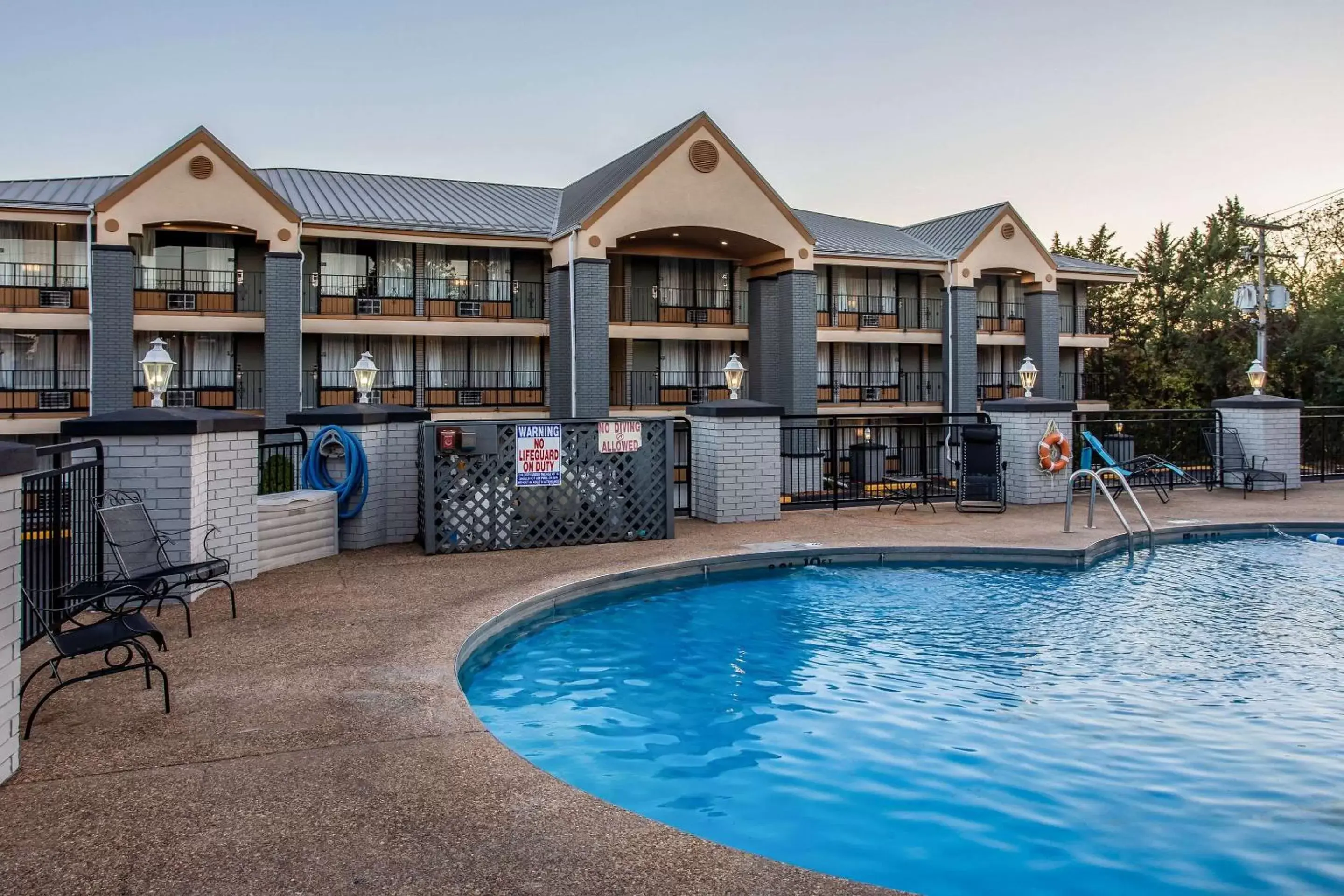 Swimming pool, Property Building in Quality Inn Branson On the Strip