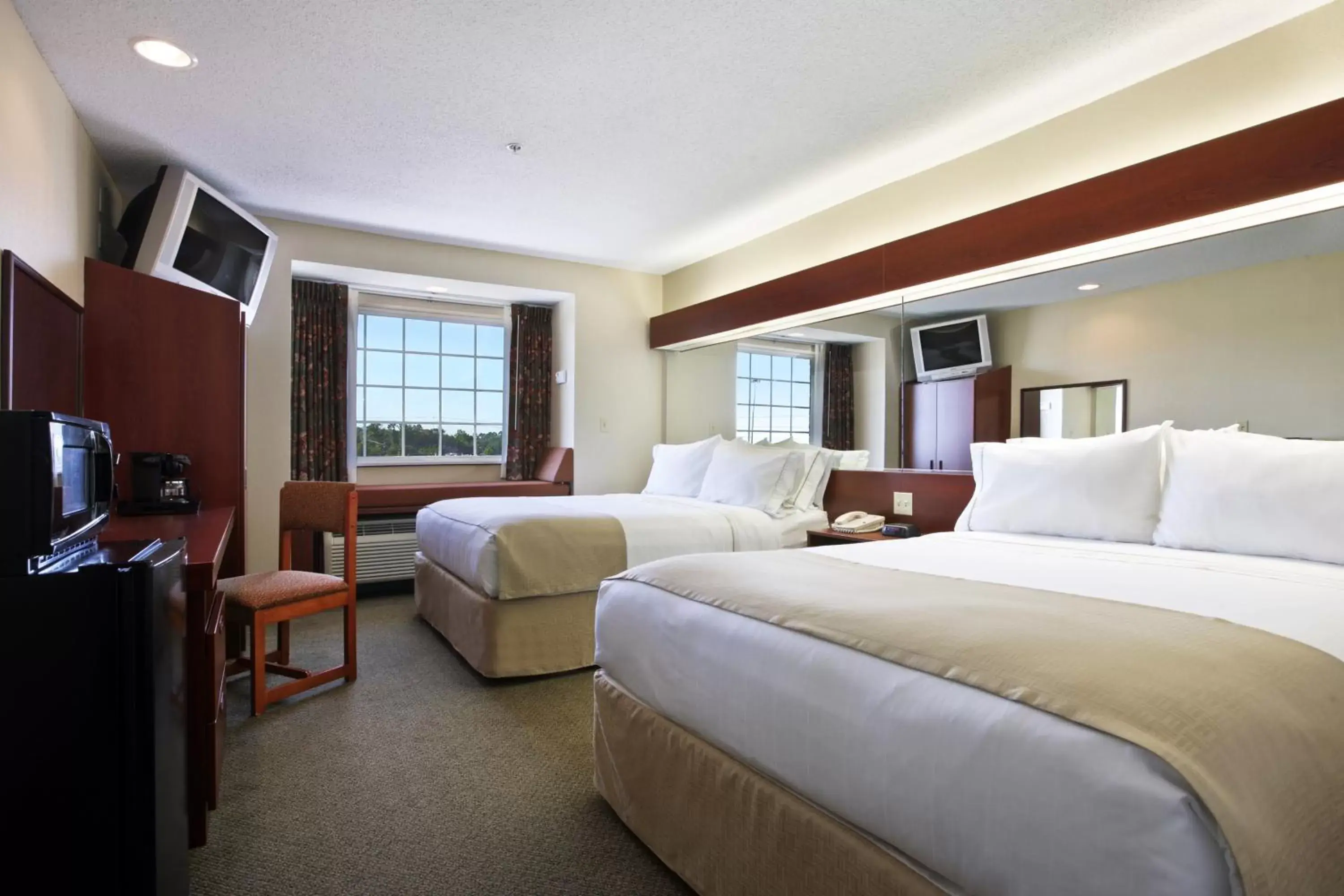 Bed in Microtel Inn & Suites by Wyndham Hattiesburg