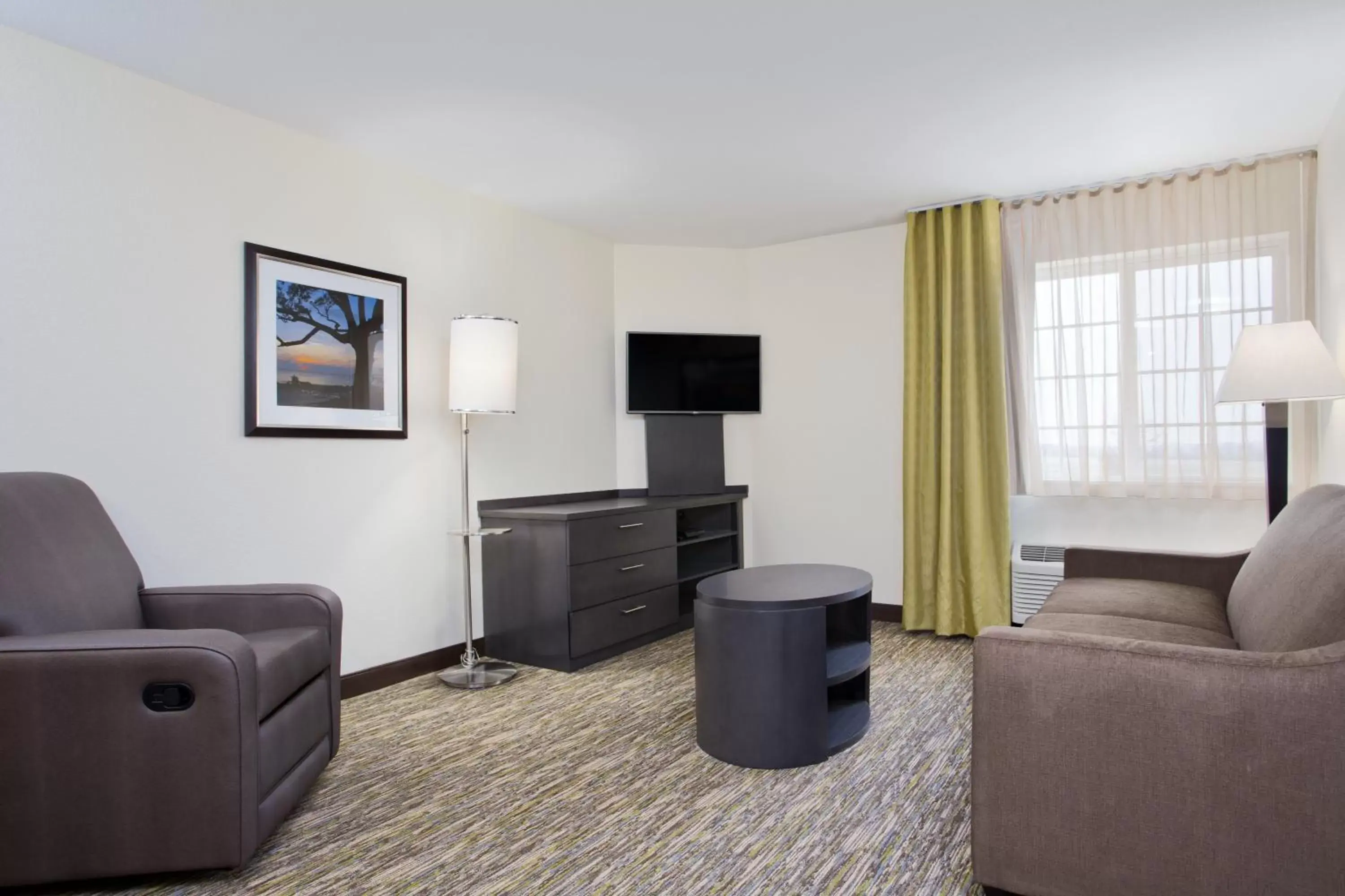 Photo of the whole room, Seating Area in Candlewood Suites Fort Campbell - Oak Grove, an IHG Hotel