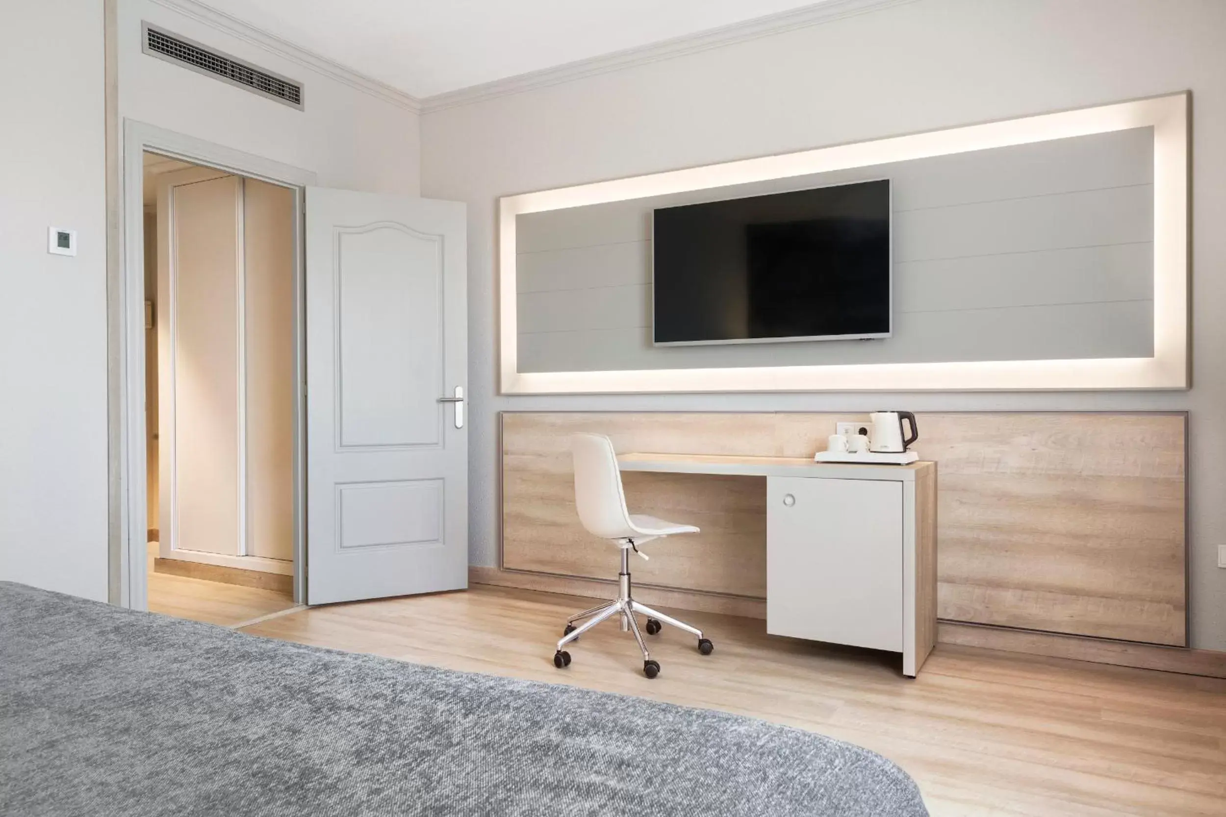 Bedroom, TV/Entertainment Center in Salles Ciutat del Prat Barcelona Airport