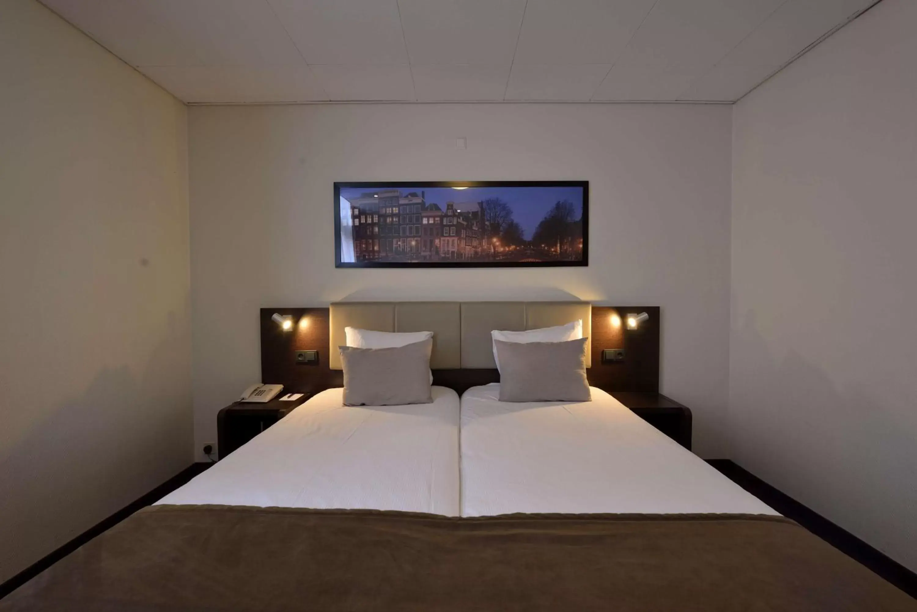 Photo of the whole room, Bed in Best Western Dam Square Inn