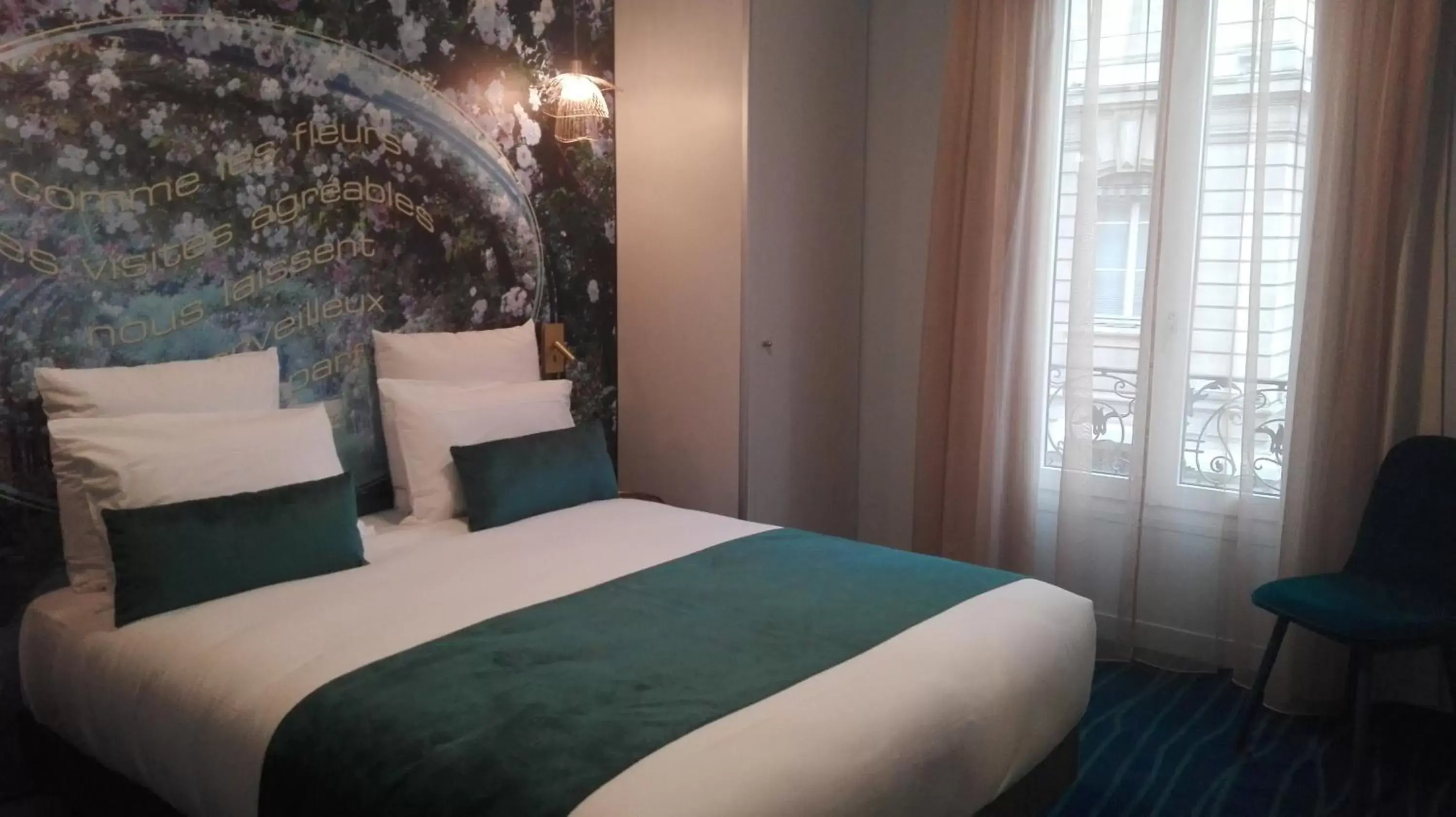 Photo of the whole room, Bed in Hôtel Mercure Paris Suresnes Longchamp