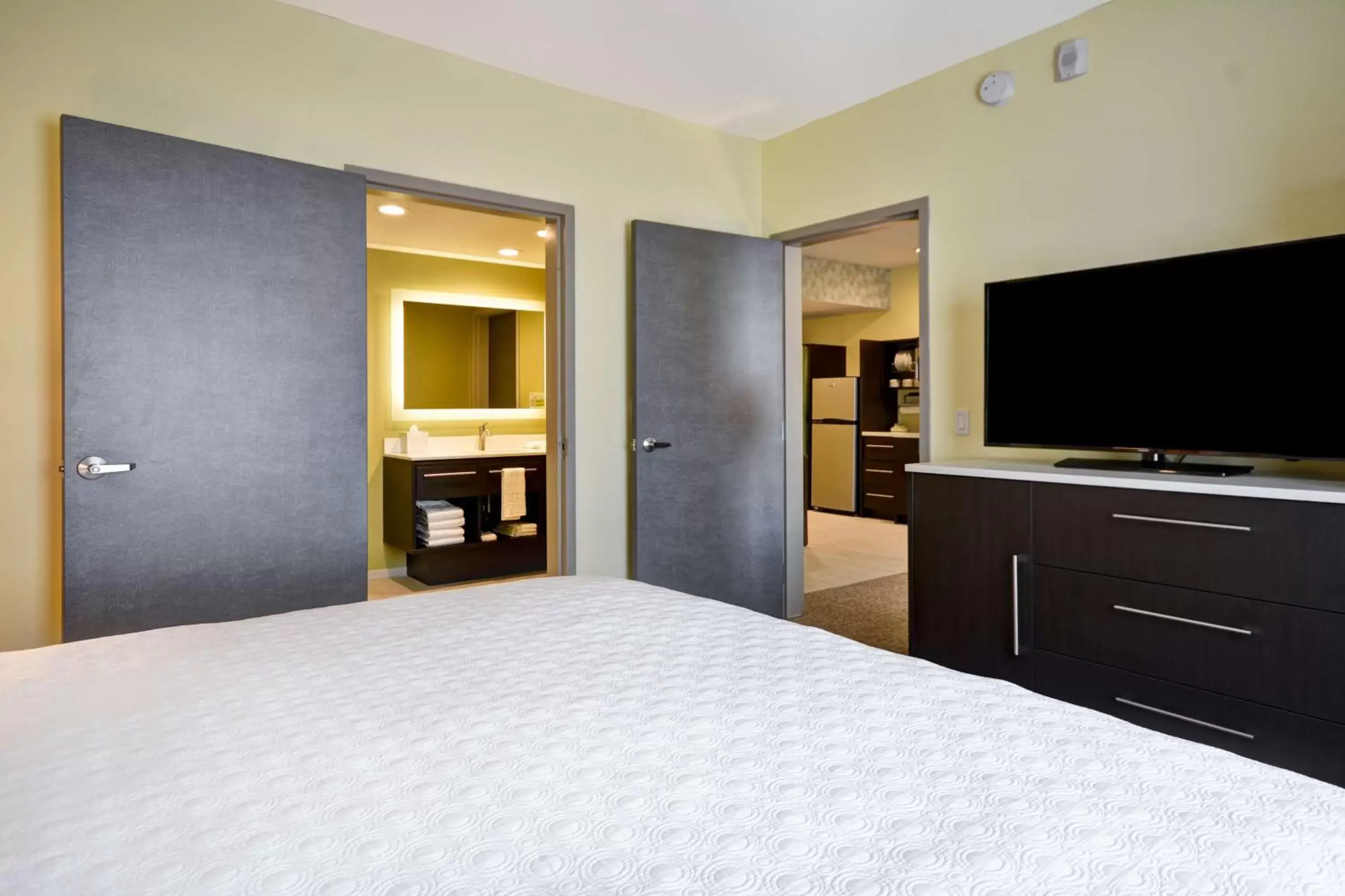 Bedroom, Bed in Home2 Suites By Hilton Hanford Lemoore