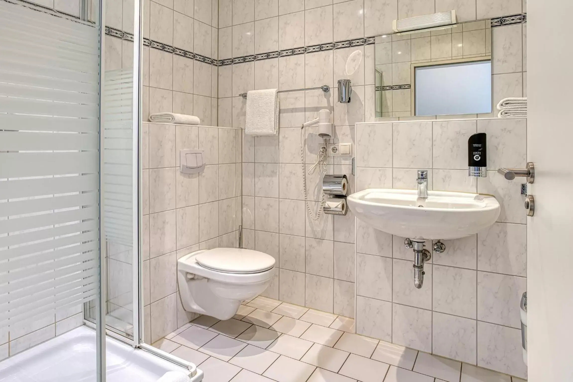 Bathroom in Centro Hotel Celler Tor