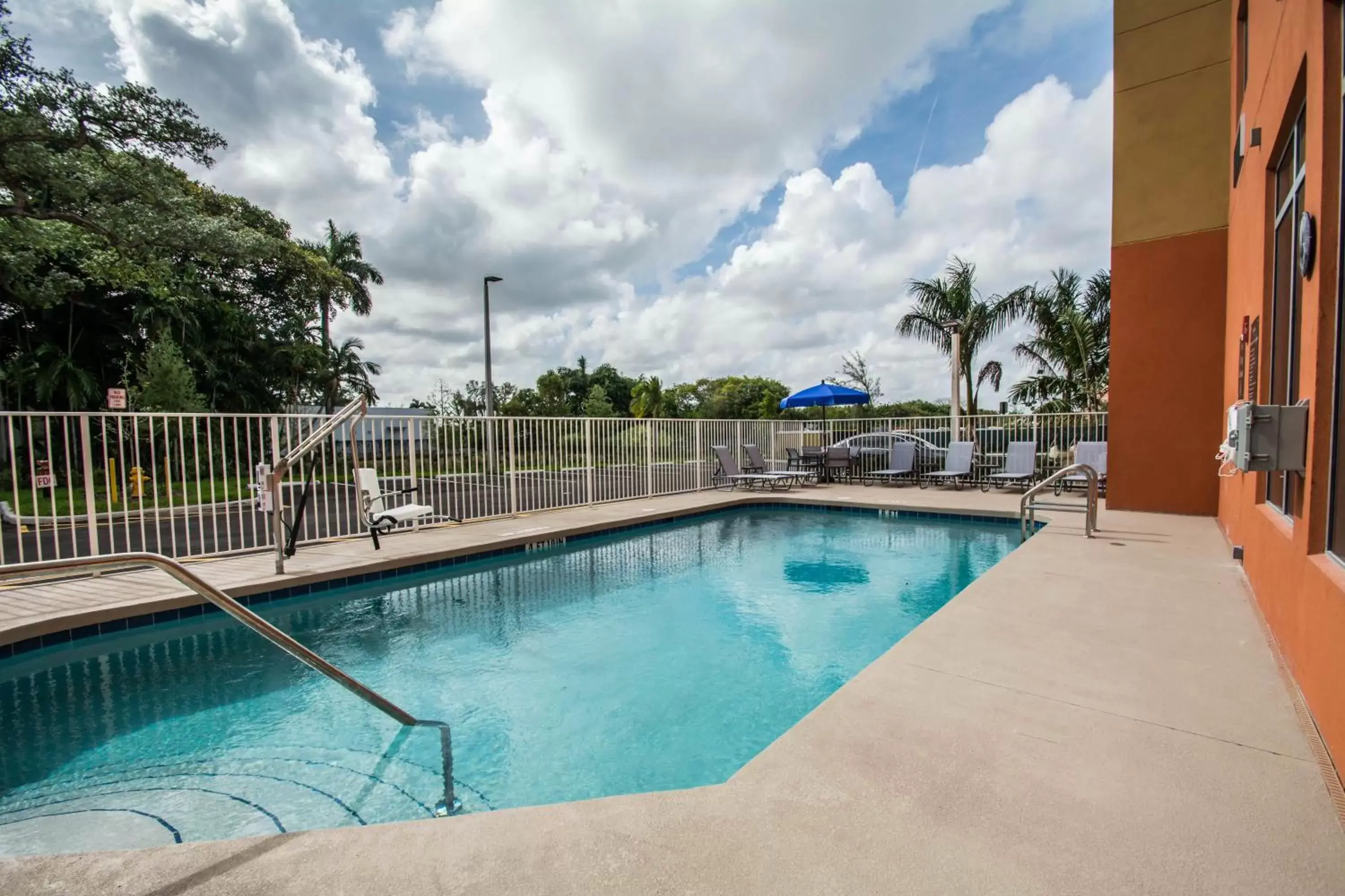 Swimming Pool in Comfort Suites Fort Lauderdale Airport South & Cruise Port