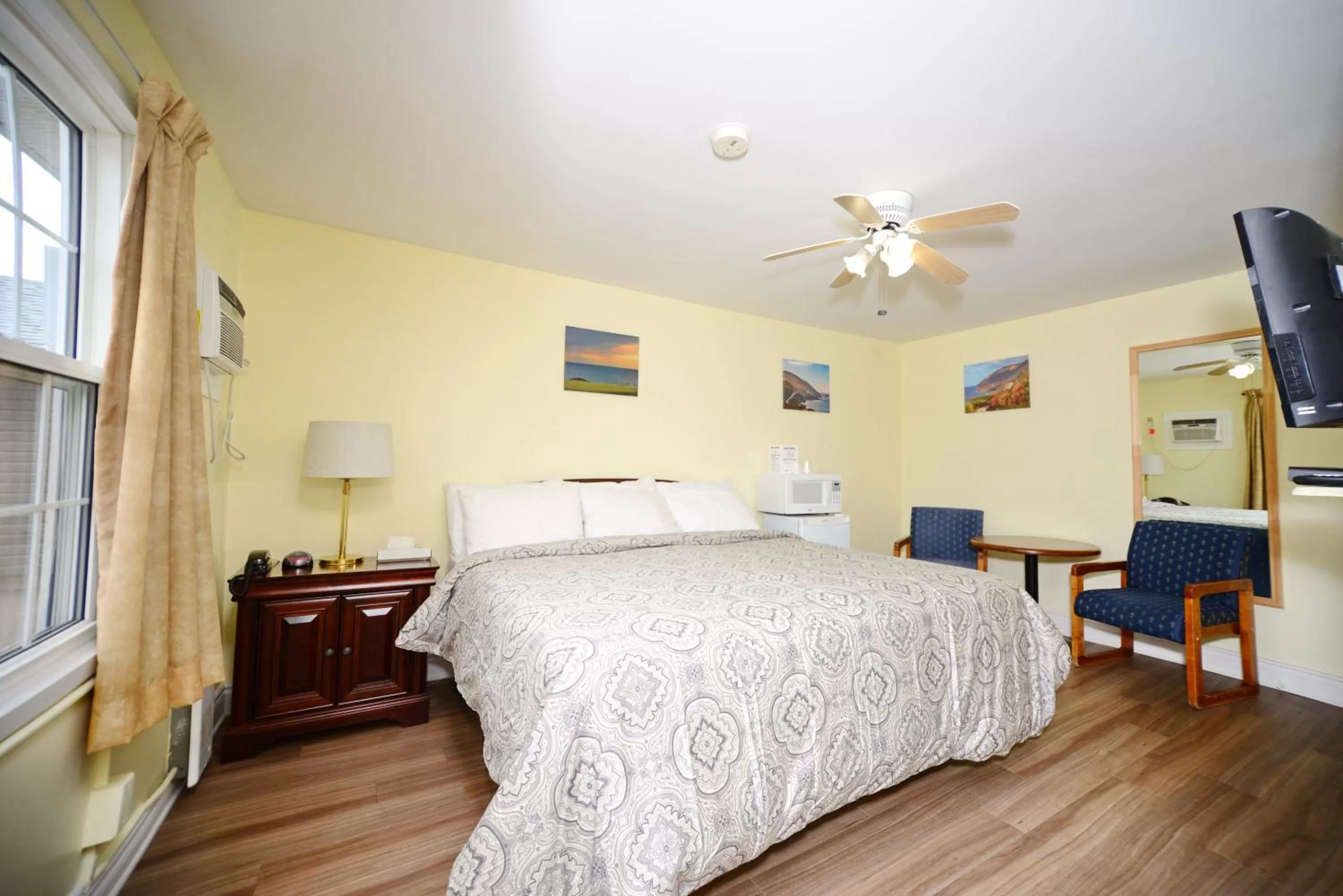 Bed in Homeward Inns of Canada