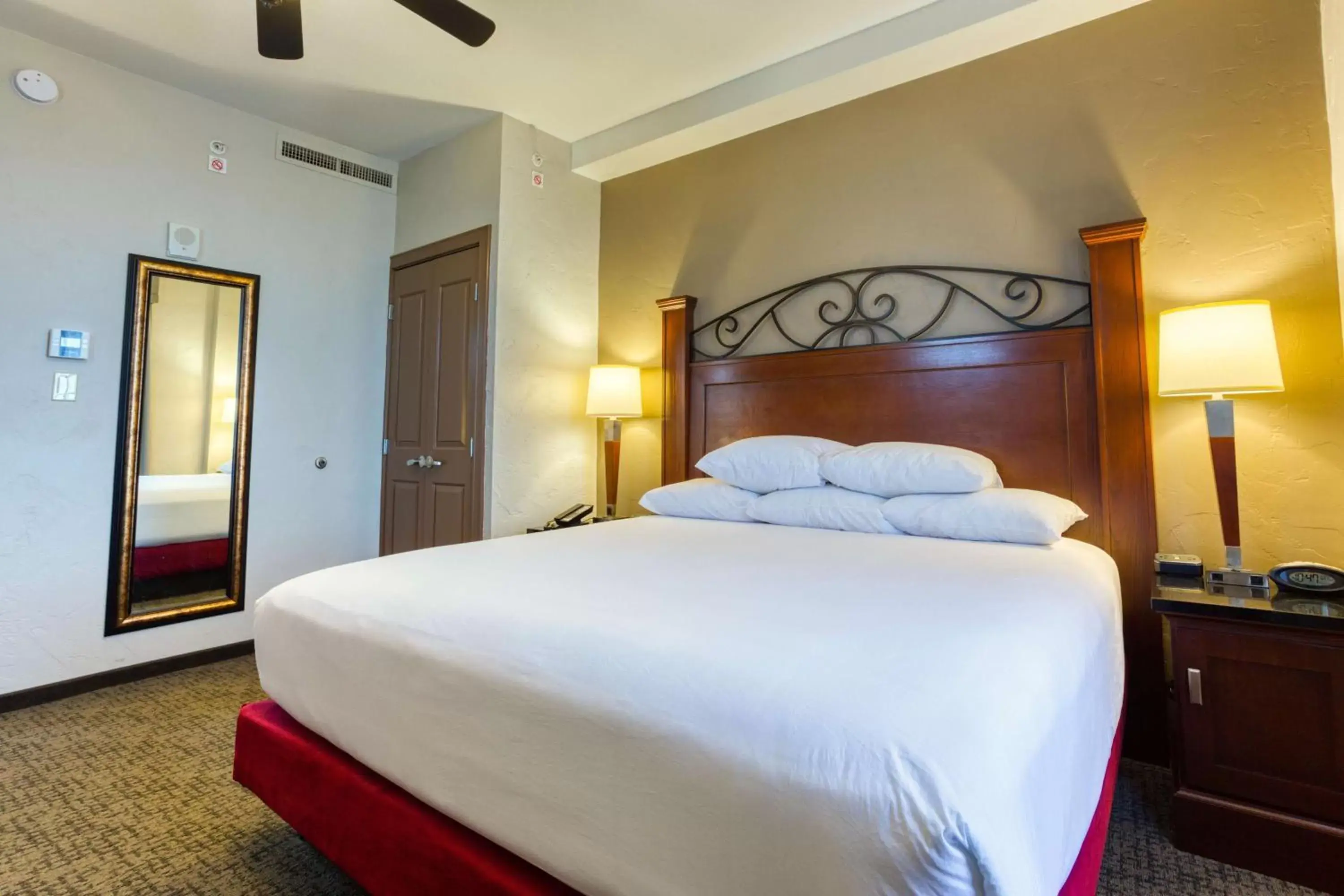 Photo of the whole room, Bed in Drury Plaza Hotel San Antonio Riverwalk