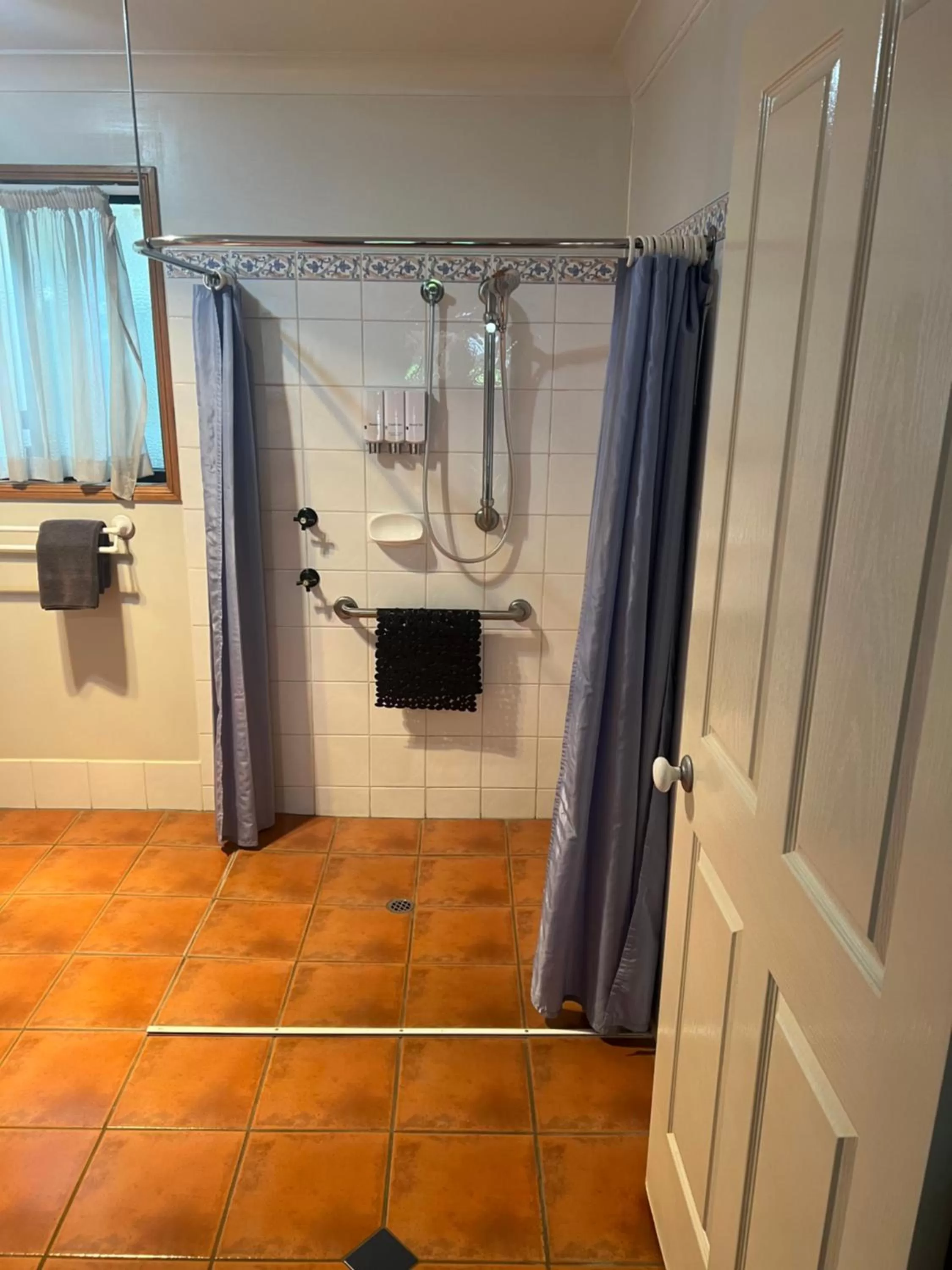 Asters On James Motor Inn