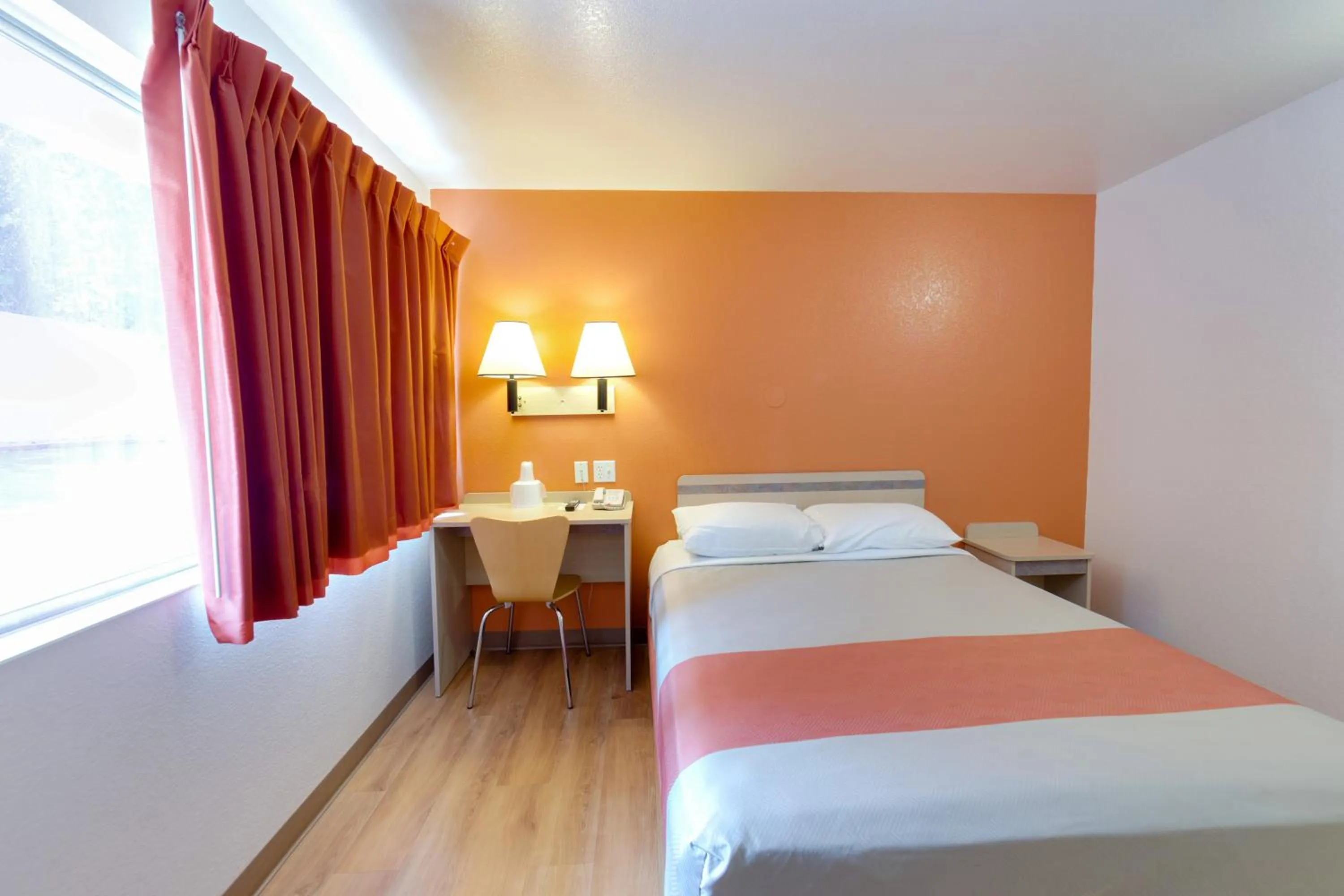 Bedroom, Bed in Motel 6 Weed - Mount Shasta