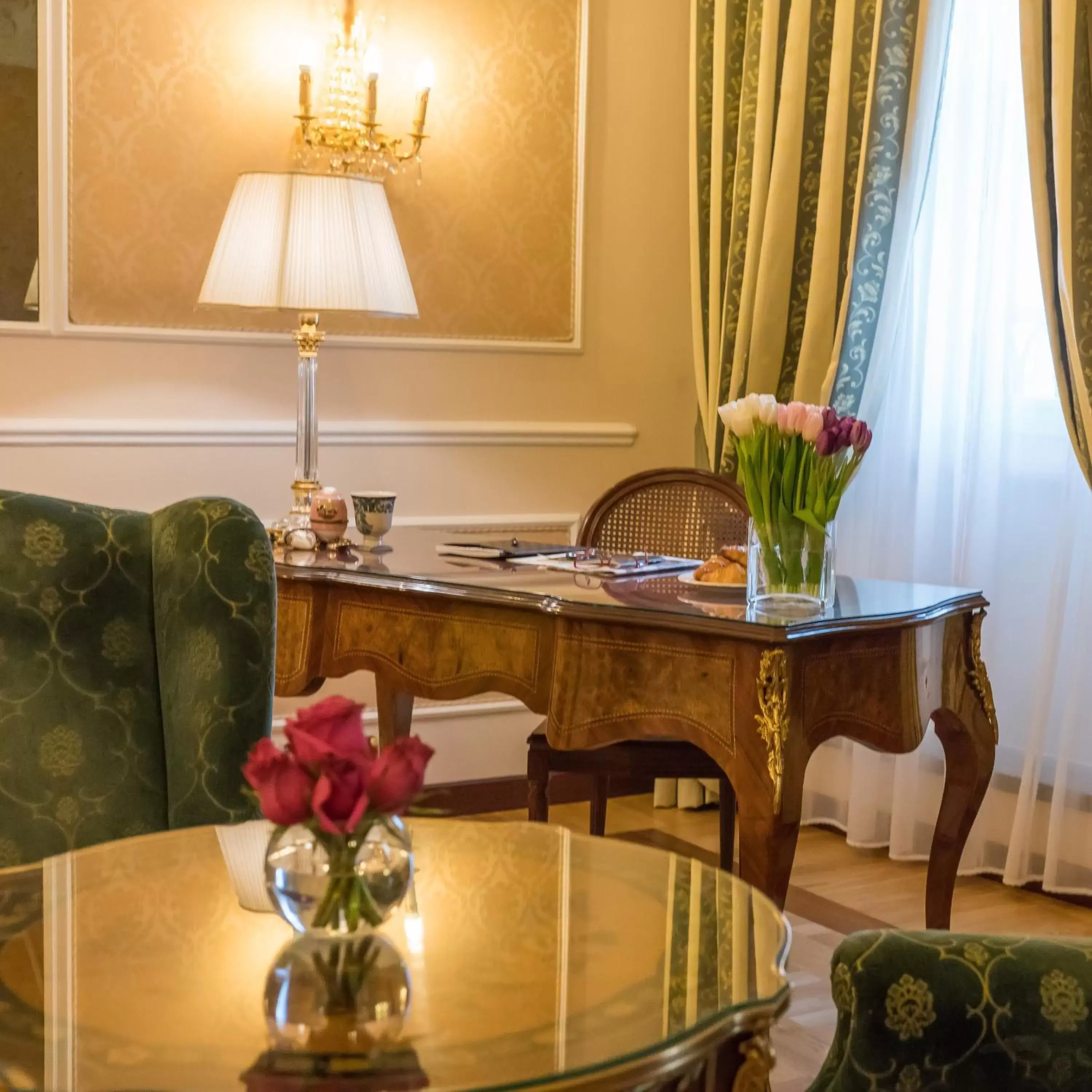 Seating area in Hotel Bernini Palace