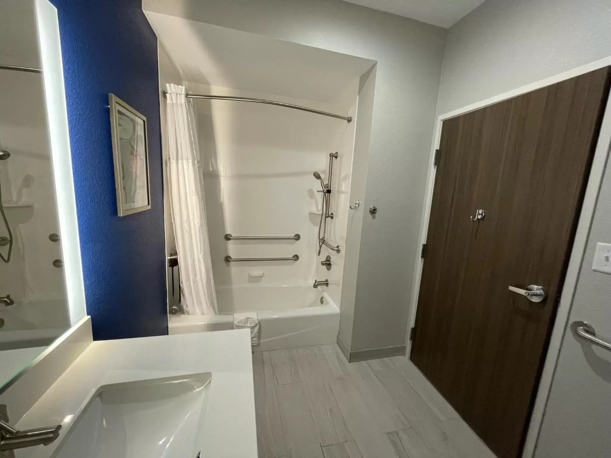 Queen Room with Mobility/Hearing Access and Bathtub with Grab Bar -  Non-Smoking in La Quinta Inn & Suites by Wyndham Valdosta