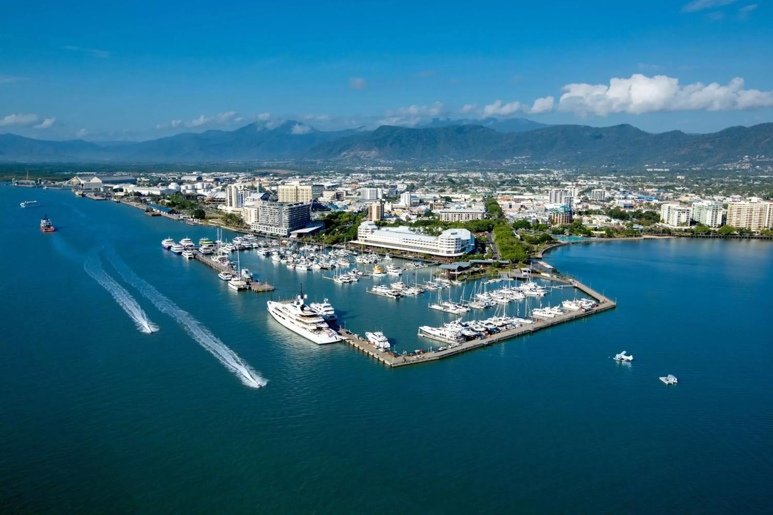 Property building, Bird's-eye View in Shangri-La The Marina, Cairns