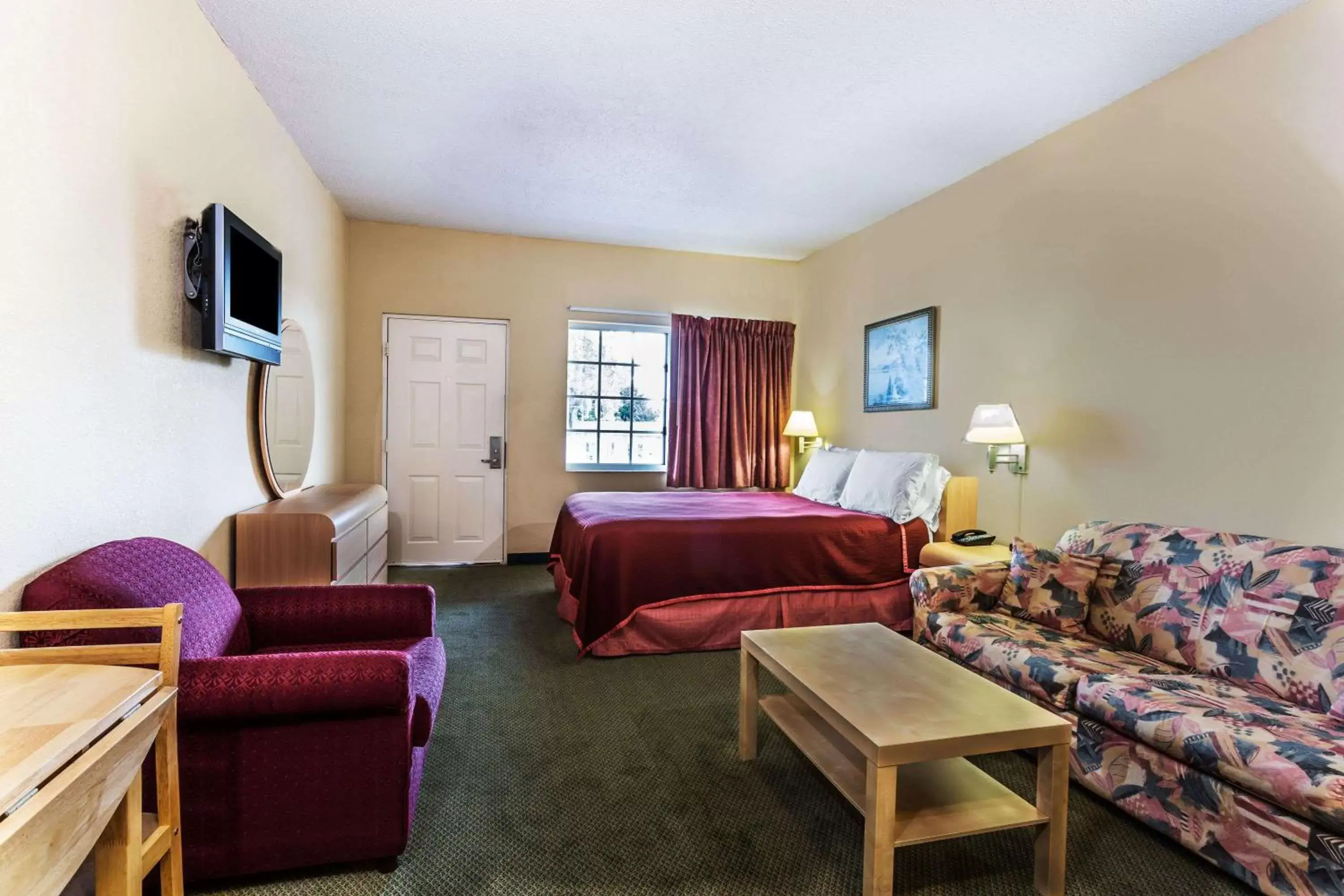 Photo of the whole room, Seating Area in Travelodge Suites by Wyndham Lake Okeechobee