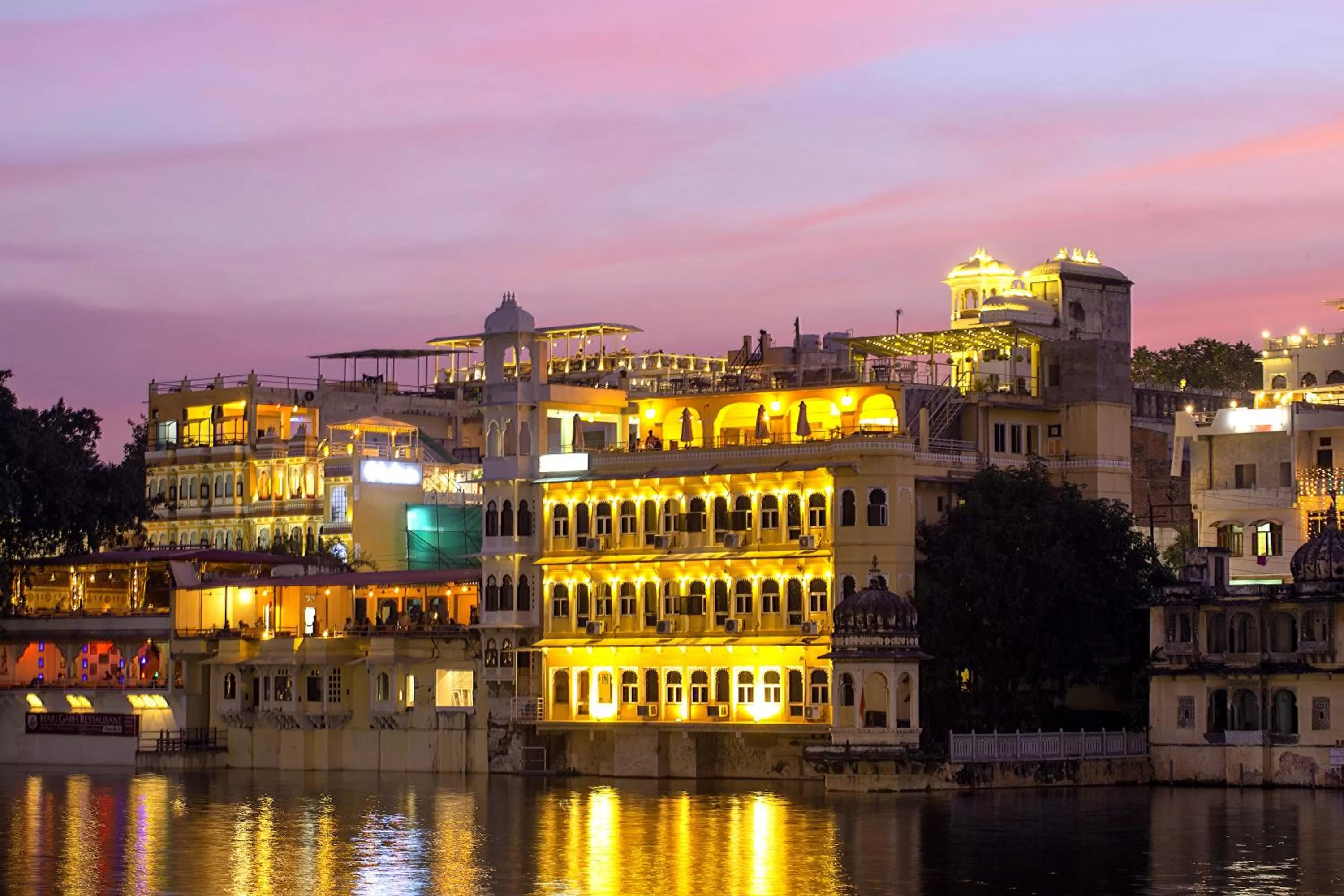 Property building in Sarovar - Lake Facing Boutique Hotel On Lake Pichola