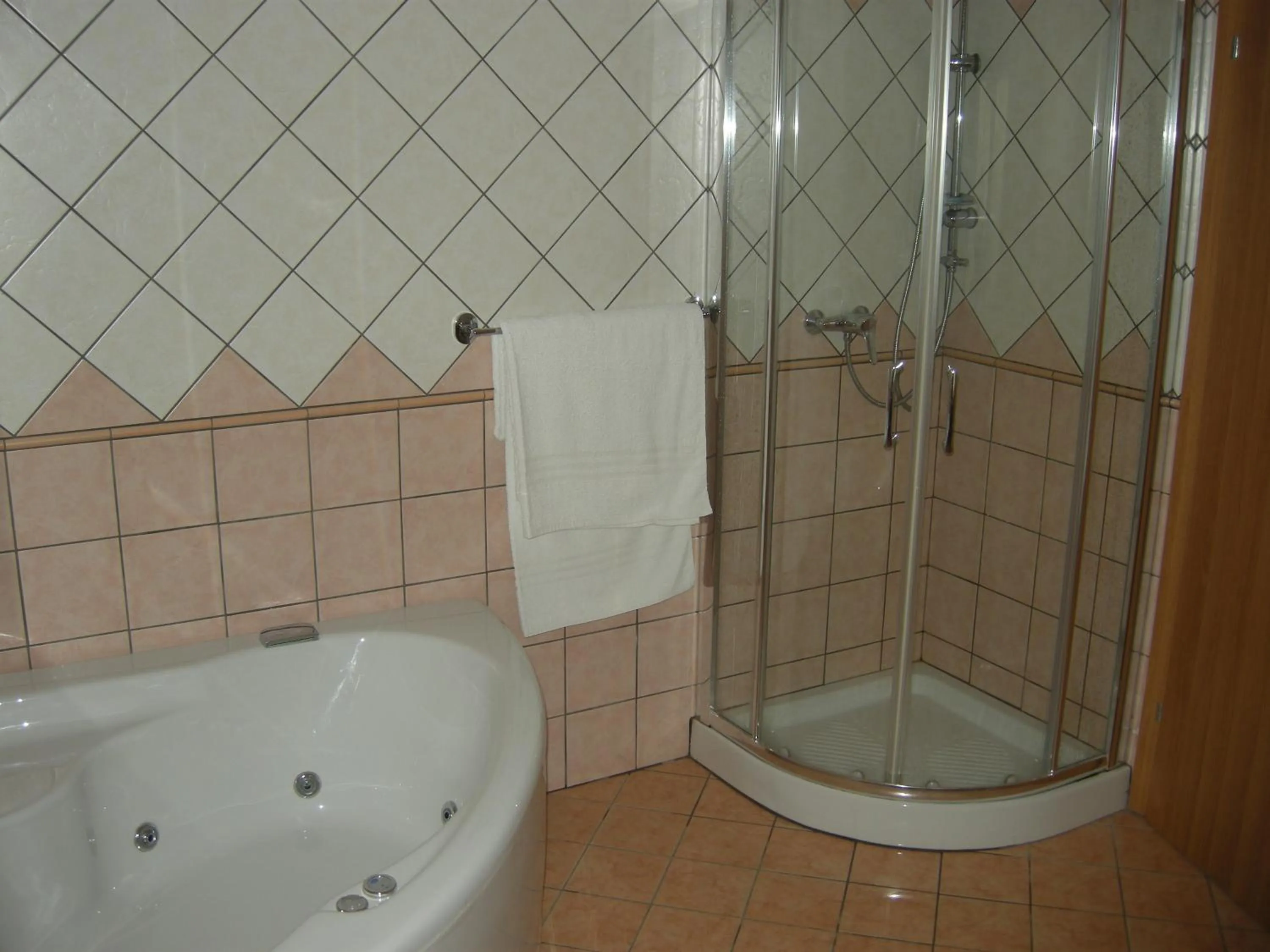 Shower in George Hotel