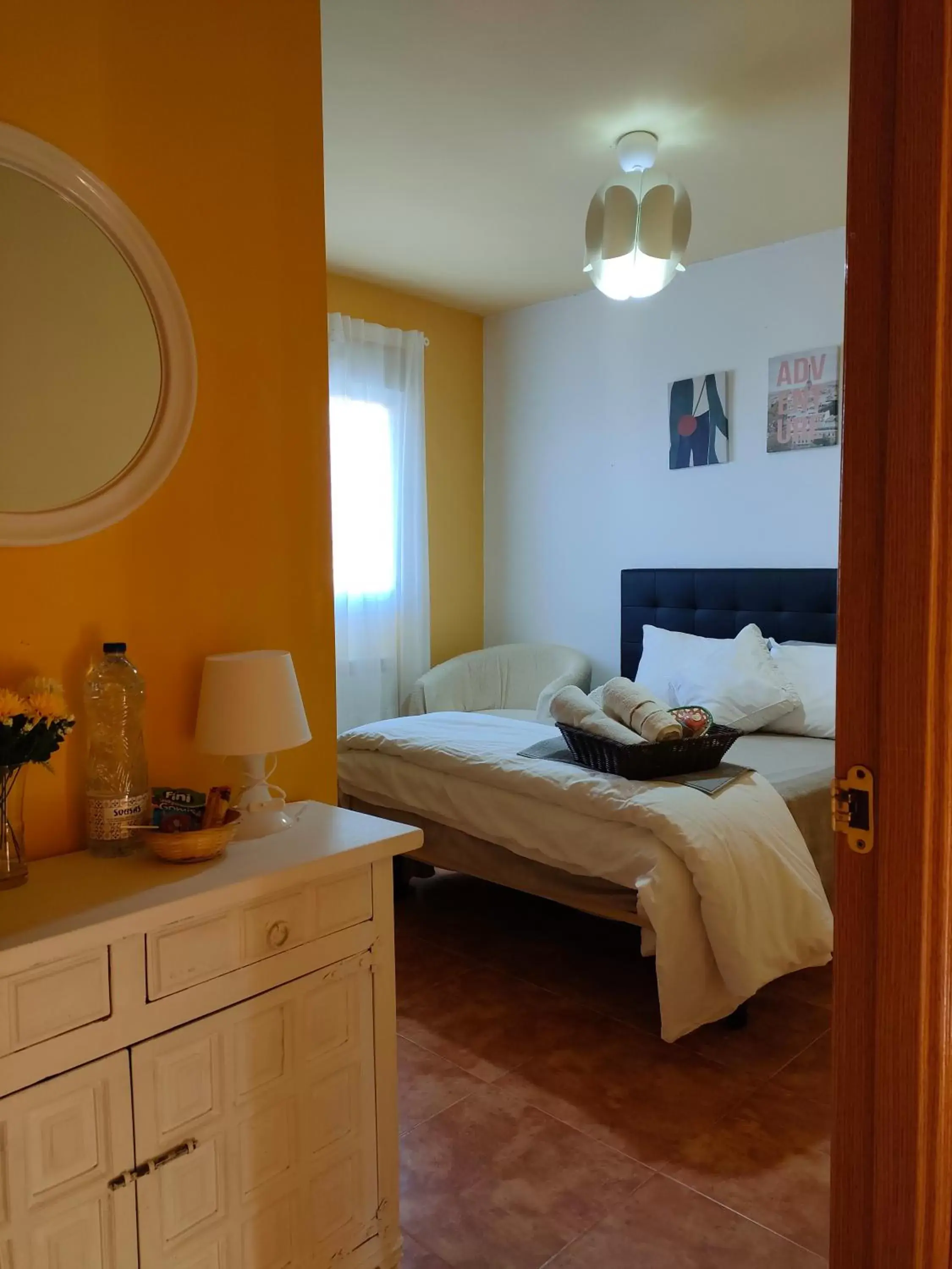 Photo of the whole room, Bed in Hermosa Habitación amplia, fresca y tranquila.