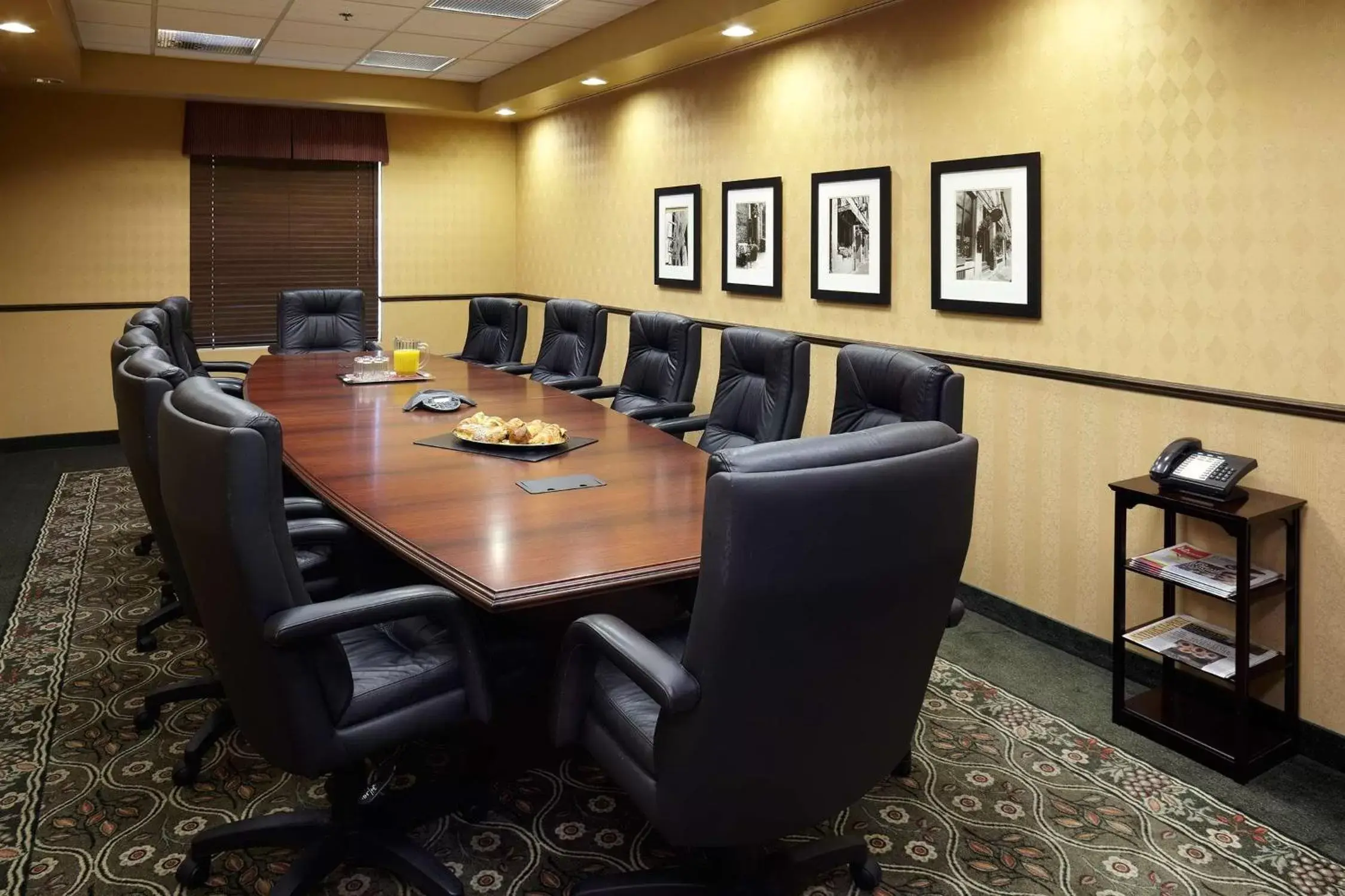 Meeting/conference room in Hampton Inn & Suites Montreal-Dorval