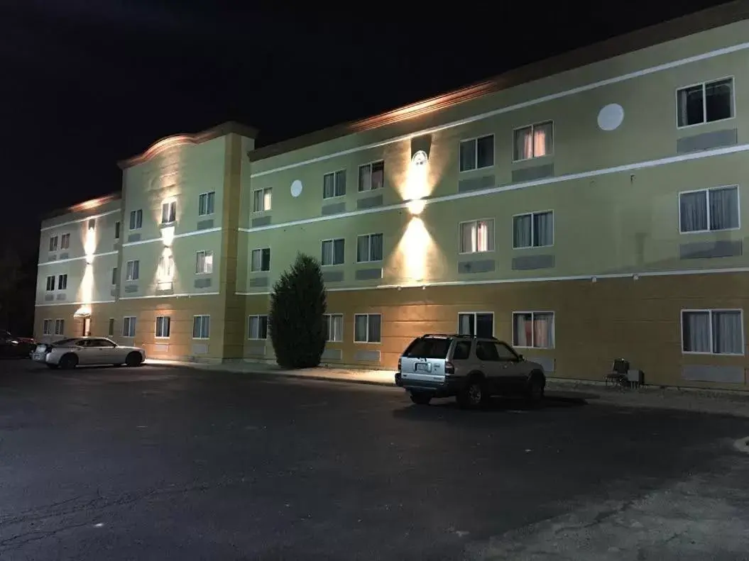 Property Building in Ramada by Wyndham Glendale Heights/Lombard