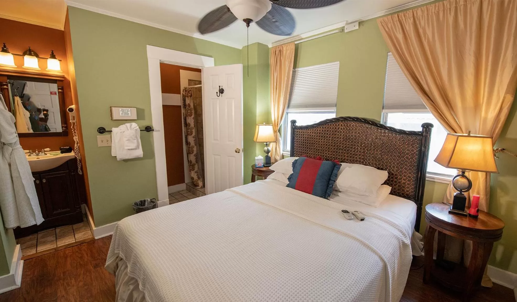 Bed in Casablanca Inn on the Bay