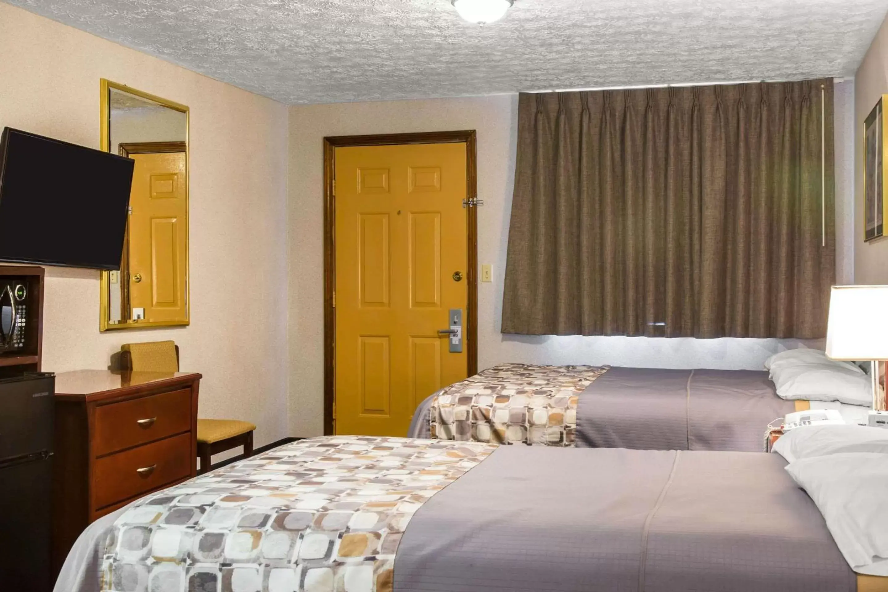 Photo of the whole room, Bed in Rodeway Inn & Suites Branford - Guilford