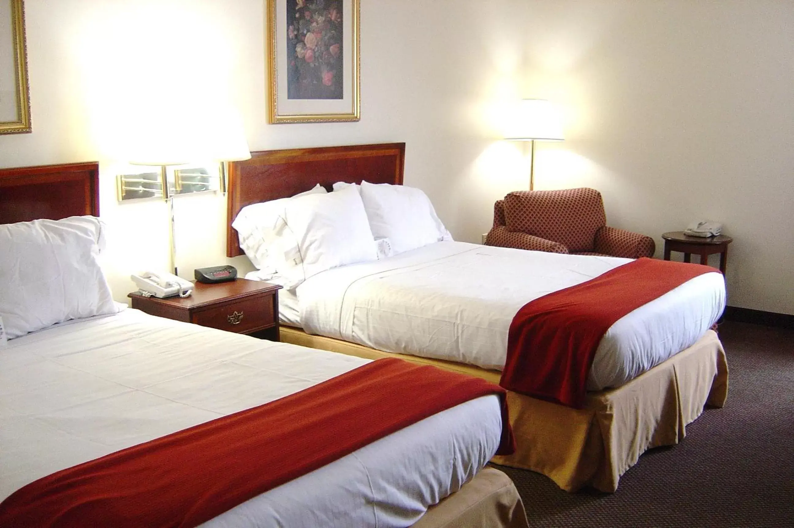 Bed in Holiday Inn Express Marshfield - Springfield Area, an IHG Hotel