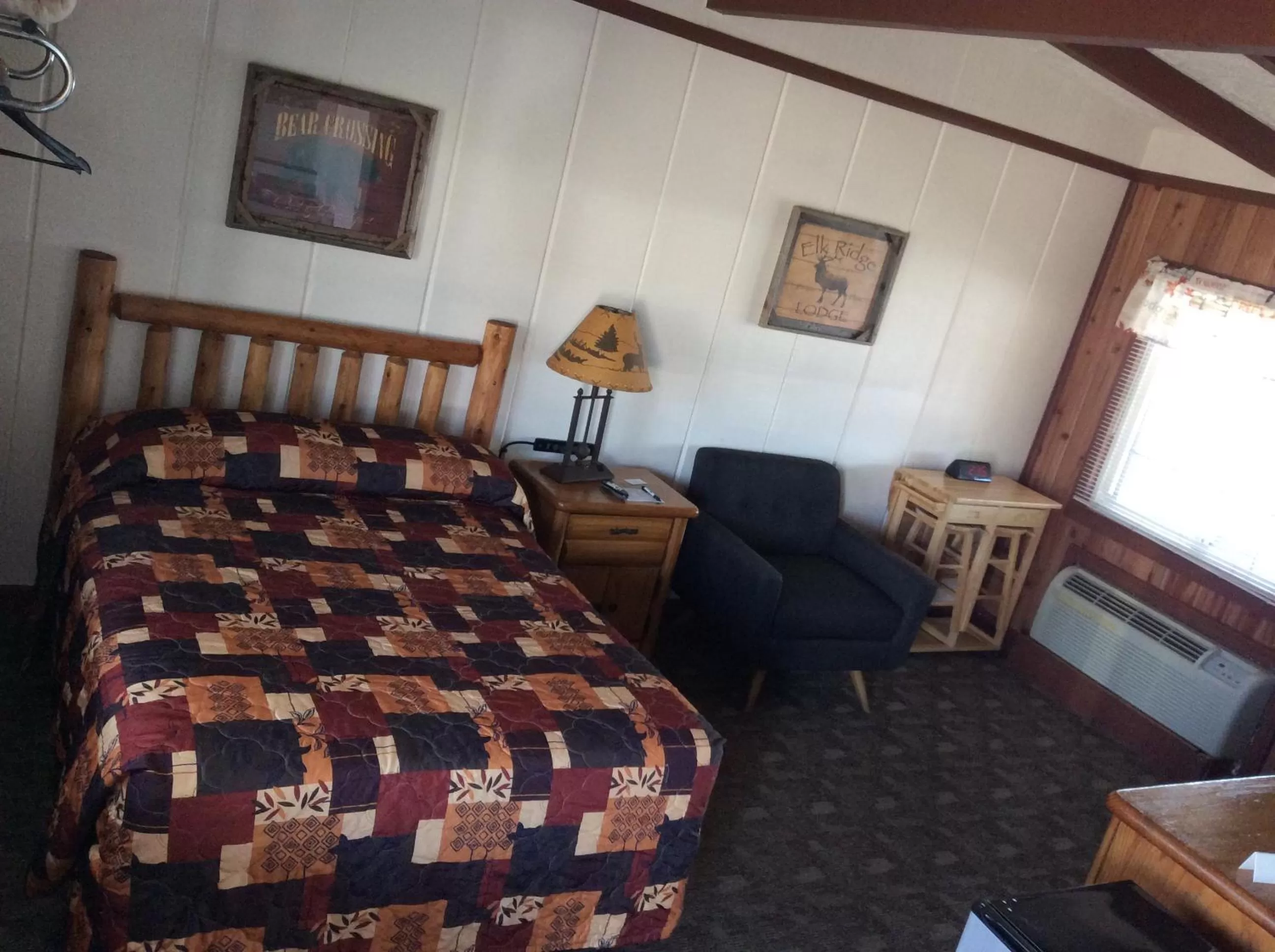 Bed in Olde Mill Inn of Clarkston