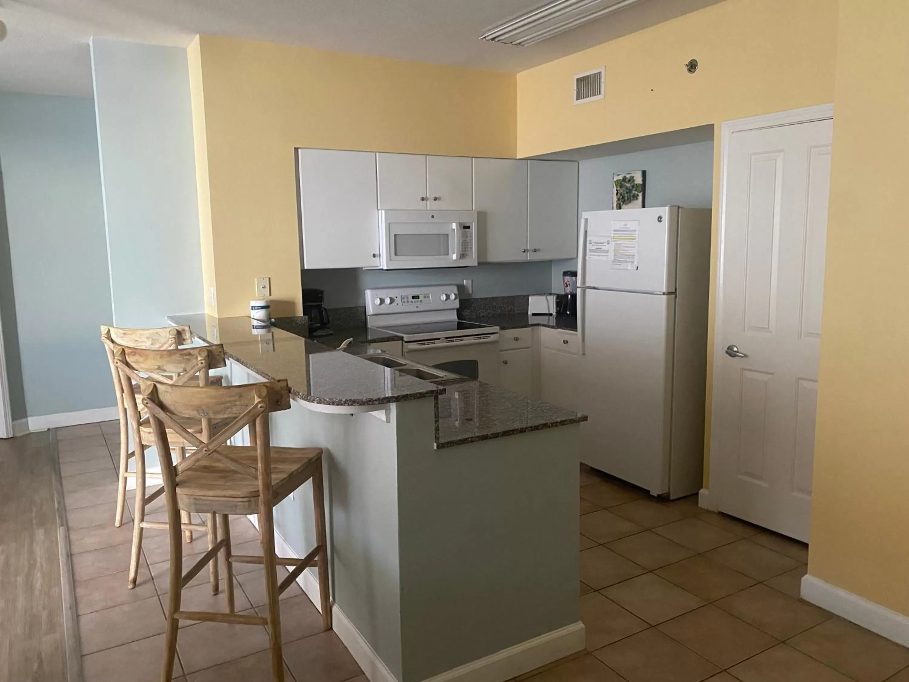 Kitchen/Kitchenette in Shores of Panama Resort