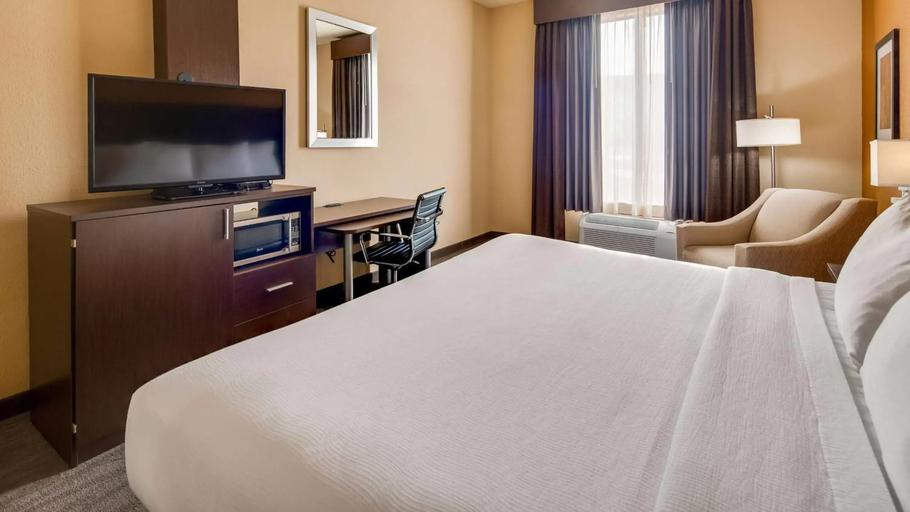 Photo of the whole room, Bed in Best Western St. Louis Airport North Hotel & Suites